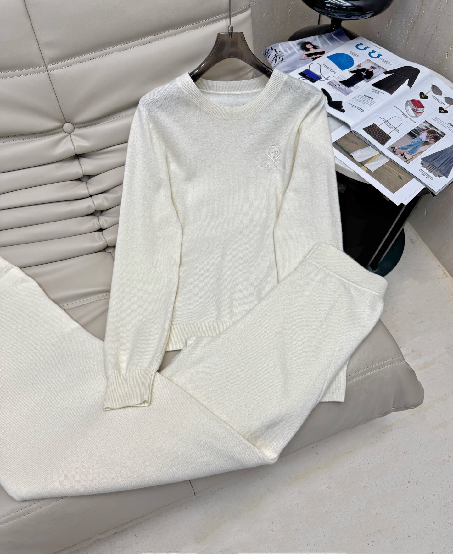 Ensemble Tricot en Laine avec Broderie pour Femmes : Élégance et Confort