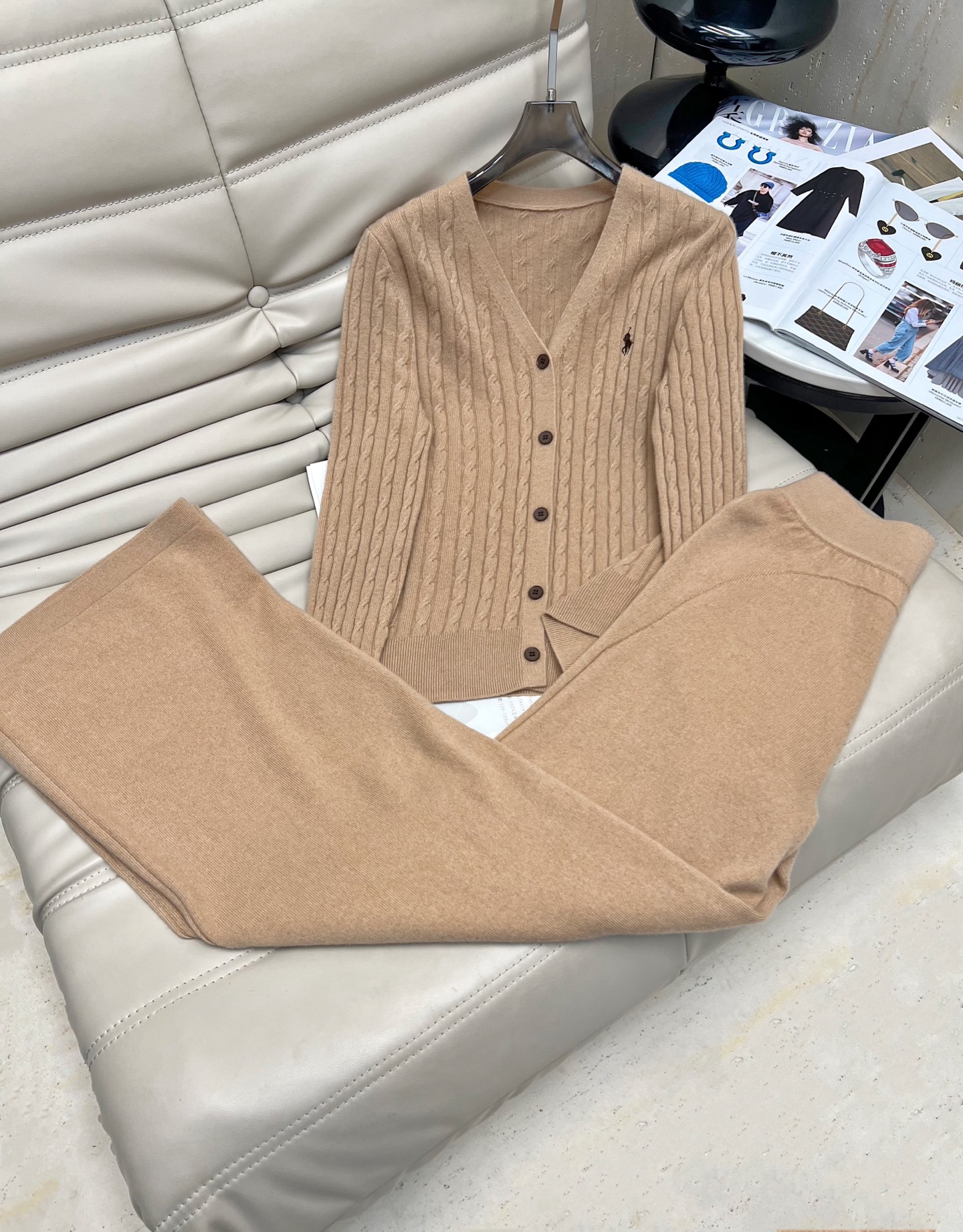 NO:561925,Popular suit 2025 early autumn new V-neck wool pony logo sweater cardigan high-waisted trousers two-piece set custom-woven and dyed wool yarn, soft and skin-friendly, soft and waxy to the touch, tight and smooth fabric surface, consistent texture. Slightly slim fit, just the right fit, simple and temperamental, naturally highlighting the swan neck, elegant and generous, and exquisite details. In stock for the first time. Recommend 2 colors SML M,, sweaters, alexander wang19860909爆款套装 2025年早秋新款 V领羊毛小马标毛衣开衫高腰长裤 两件套 定织定染羊毛纱线,柔软亲肤,手感软糯,织面严密平整,纹路一致.微修身版型显瘦 恰到好处的合体效果,简约有气质,自然凸显天鹅颈,优雅大方,细节处彰显精致.现货首发 推荐2色SML M,,sweaters,alexander wang,Women's clothing