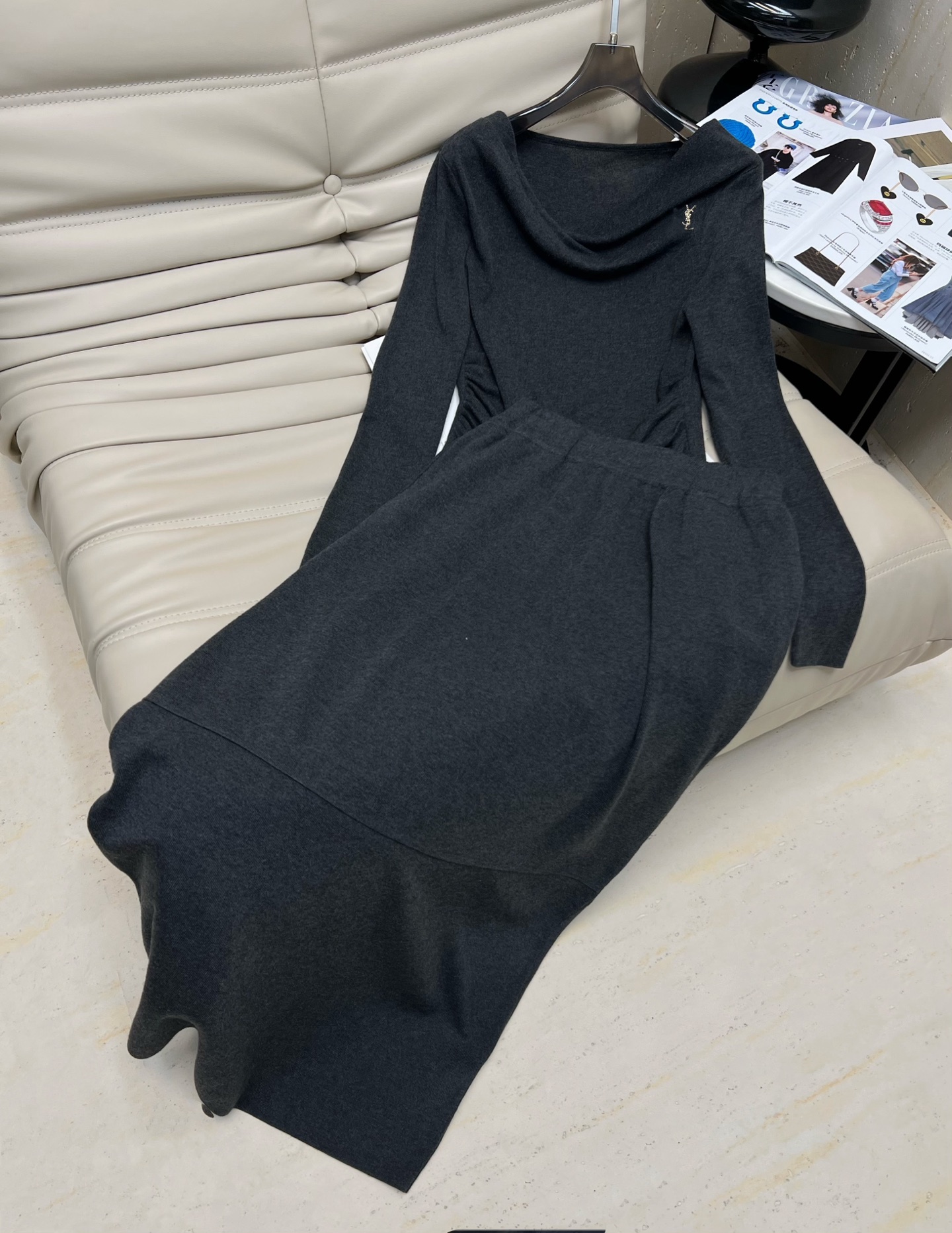 NO:488511,025 Early Autumn - New round neck design wool top skirt suit Simple and high-end style encounters delicate wool knitted, creating a simple and elegant design. It uses a regular style, one-shoulder wear, a versatile suit. Whoever wears it looks good, and doesn't choose the body shape. Monochrome code SML, skirts, alexander wang19860909025早秋——新款 圆领设计款羊毛上衣半裙套装 简单高级风格邂逅细腻羊毛针织,造就简单设计大气.采用常规版型,一字肩穿 ,百搭的一款套装.谁穿谁好看 不挑身材穿.单色码数SML,,skirts,alexander wang,Women's clothing