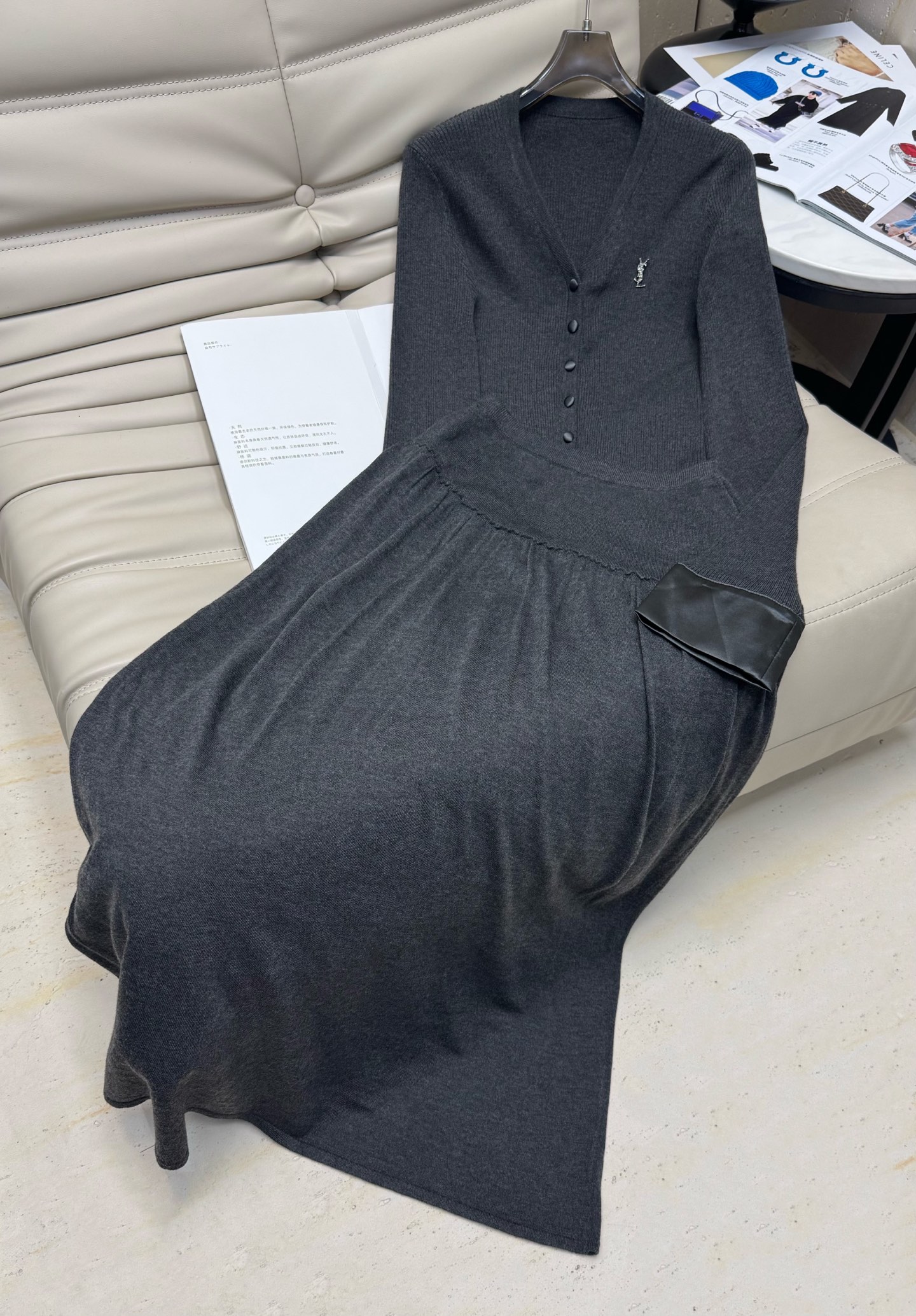 NO:493595,The new V-neck wool button top design skirt suit is perfect in quality and the style is practical. The top skirts are made of ultra-fine wool fabric and ultra-fine wool, like worsted, delicate and soft, soft and comfortable, without any tying. The needles are delicate and firm, the style is soft and elastic. The swaying and looking at each other shows recognition and style. The cuffs are designed to be fitted with leather, and the skirt is elastic. It is highly individual and distinctive, highlighting the fashion concept and exquisite taste. It is recommended to wear one set, 2 colors. SML, skirts, alexander wang19860909早秋新款V领羊毛纽扣上衣设计款半裙套装.品质完美,款式实穿.上衣半裙都采用超细羊毛面料,超细支羊毛,犹如精纺,细腻柔润,柔软舒适,丝毫不扎,针路细腻紧实,风格柔软且富有弹性 摇曳顾盼间尽显辨识度与品排风范,袖口拼皮设计,半裙胖瘦能穿有弹性 极富个性鲜明特色,凸显时尚理念和精致品位.建议一套穿着,2色 SML,,skirts,alexander wang,Women's clothing