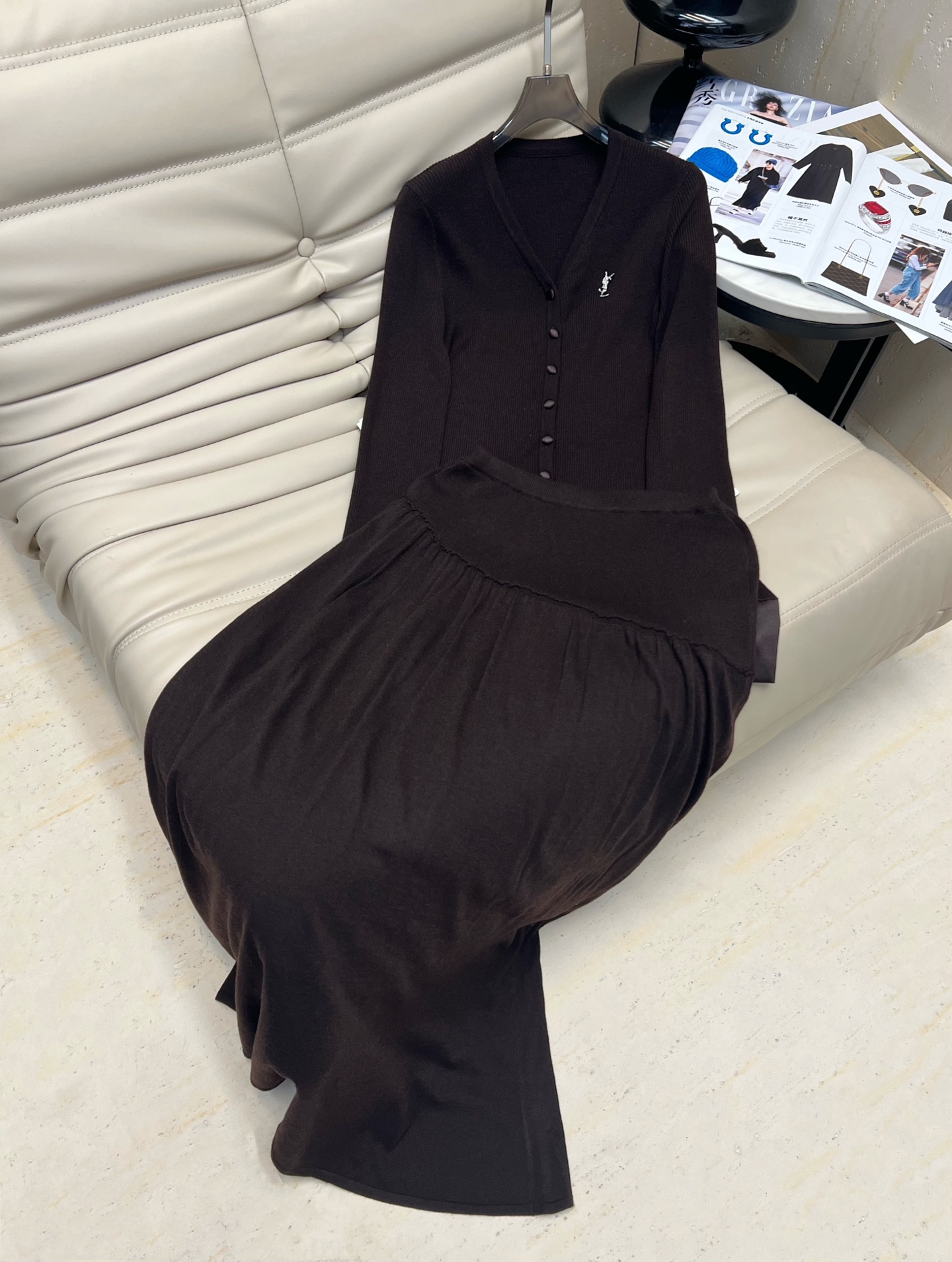 NO:493588,The new V-neck button wool top design skirt suit is perfect in quality and the style is practical. The top skirts are made of ultra-fine wool fabric and ultra-fine wool, like worsted, delicate and soft, soft and comfortable, without any tying. The needles are delicate and firm, the style is soft and elastic. The swaying and looking at each other shows recognition and style. The cuffs are designed to be fitted with leather, and the skirt is elastic. It is highly individual and distinctive, highlighting the fashion concept and exquisite taste. It is recommended to wear one set, 2 colors. SML, skirts, alexander wang19860909早秋新款V领纽扣羊毛上衣设计款半裙套装.品质完美,款式实穿.上衣半裙都采用超细羊毛面料,超细支羊毛,犹如精纺,细腻柔润,柔软舒适,丝毫不扎,针路细腻紧实,风格柔软且富有弹性 摇曳顾盼间尽显辨识度与品排风范,袖口拼皮设计,半裙胖瘦能穿有弹性 极富个性鲜明特色,凸显时尚理念和精致品位.建议一套穿着,2色 SML,,skirts,alexander wang,Women's clothing