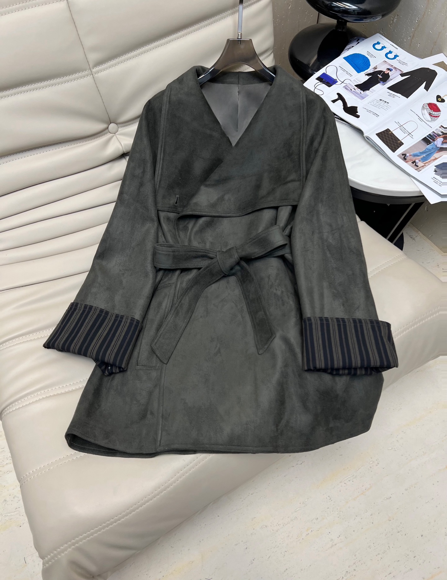 NO:493581,New high-end grey woolen jacket with Korean lace imported deer leather velvet high-end light luxury style, very fashionable upper body, loose style, fat and thin wear, not picky figure, monochrome SML,, jackets & coats,alexander wang19860909早秋新款高级感灰色毛呢外套 韩版系带进口鹿皮绒 高端轻奢气质款 上身非常洋气 宽松版型 胖瘦穿 不挑身材 单色 SML,,jackets & coats,alexander wang,Women's clothing