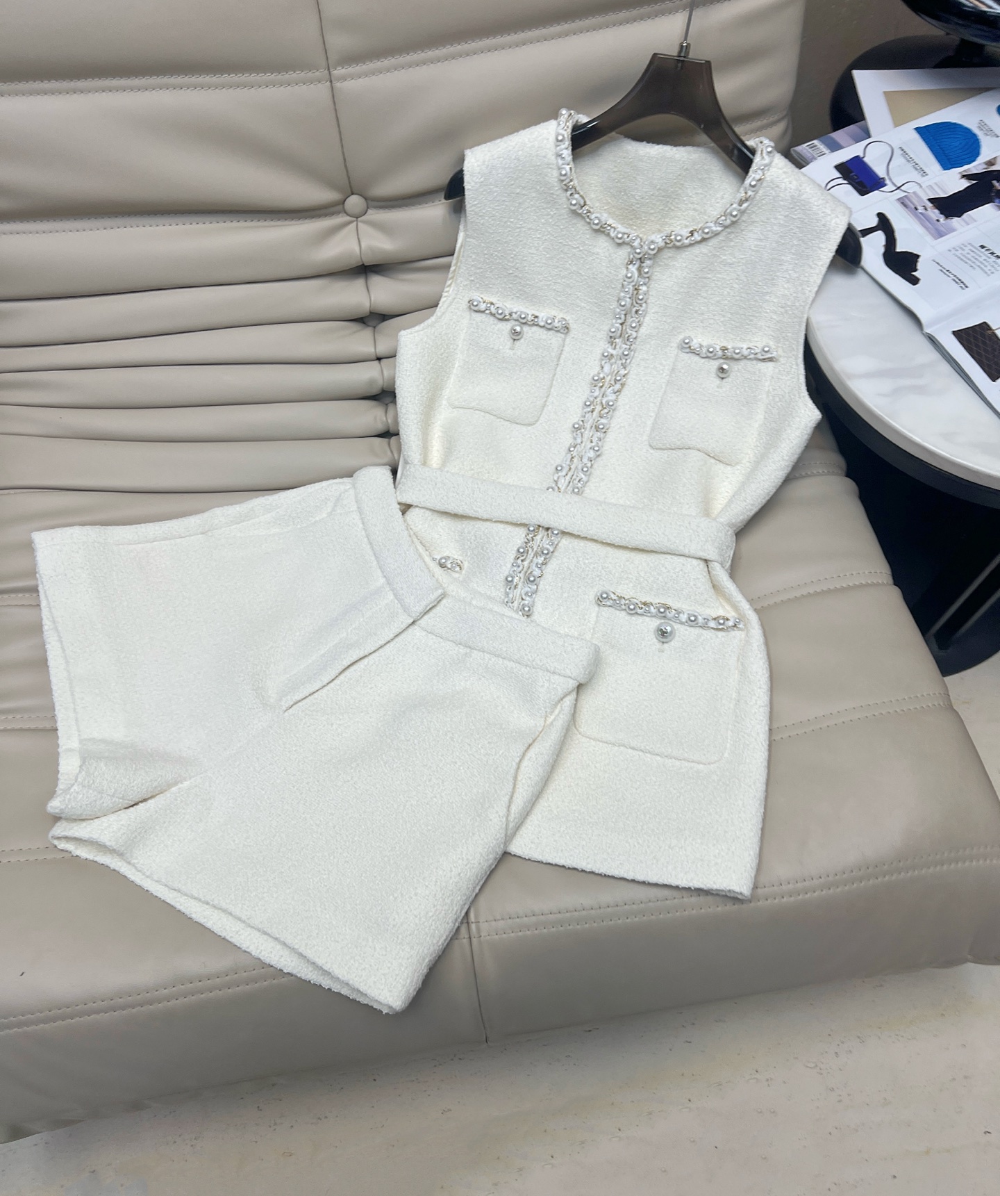 NO:493602,Haute couture 2025 early autumn French small fragrance style sleeveless mid-length vest top high waist shorts two-piece set of collar cuffs all use pure handmade nail drill design, high quality wool texture, good style, on-site sale 2 colors SML, shorts, alexander wang19860909高定 2025早秋法式小香风无袖中长款马甲上衣高腰短裤两件套 领口袖口都是采用纯手工钉钻设计 羊毛质感高品质 版型好 现货发售 2色 码数SML,,shorts,alexander wang,Women's clothing