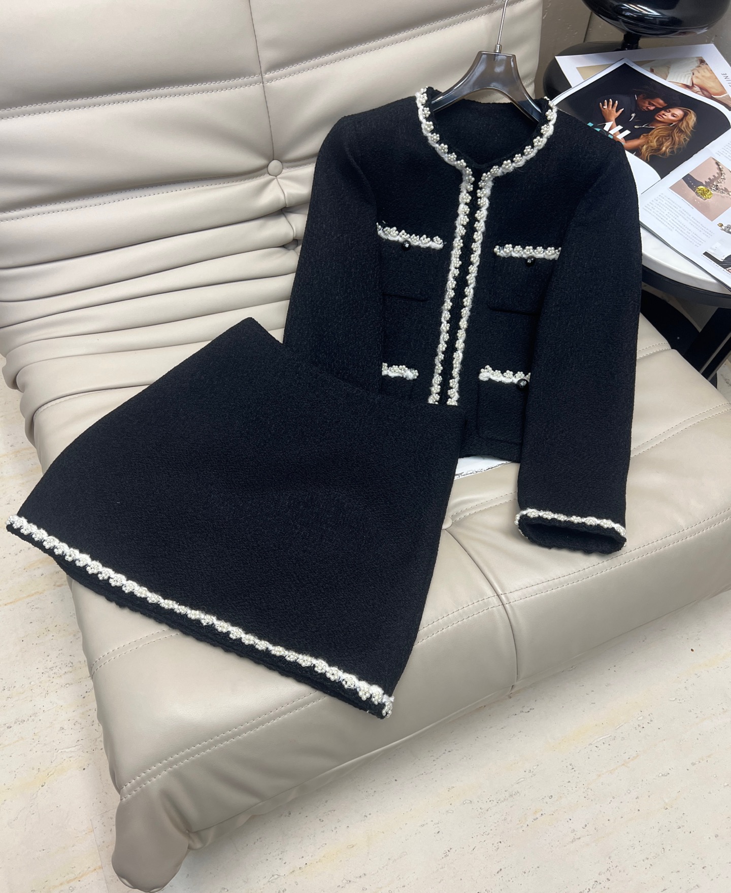 NO:504398,Haute couture 2025 early autumn French small fragrance style long sleeve bead round neck jacket high waist skirt two-piece set. The overall design is pure handmade nail drill. The wool texture is high quality. One set is very high-end. The style is excellent. Fast reaction speed. On-site sale. 2 colors. SML M,, skirts, jackets & coats, alexander wang.19860909高定 2025早秋法式小香风长袖钉珠圆领外套高腰半裙两件套 整体都是采用纯手工钉钻设计 羊毛质感高品质 一套很高级 版型绝好 反应速度快 现货发售 2色 码数SML M,,skirts,jackets & coats,alexander wang,Women's clothing