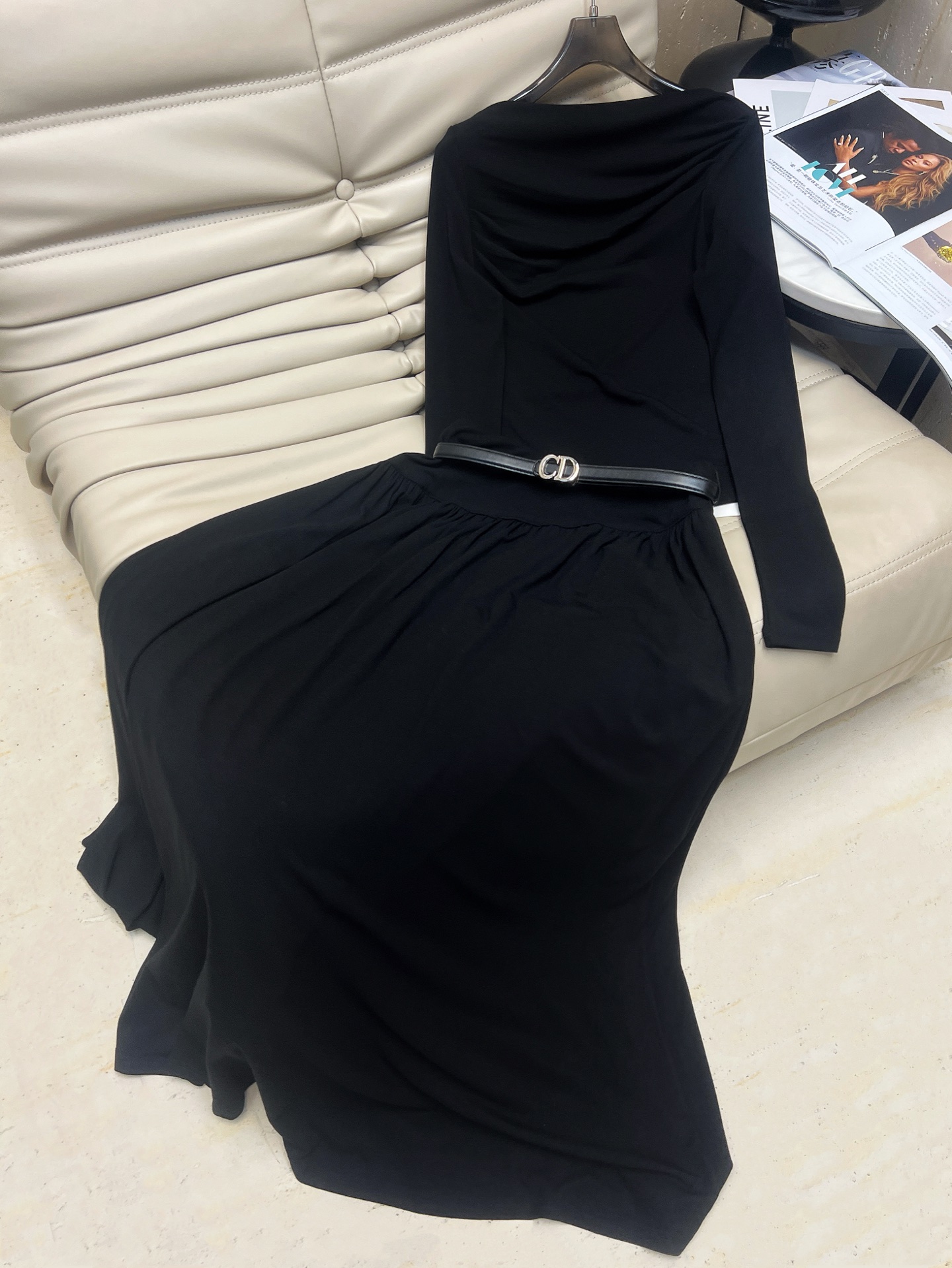 NO:496727,New early autumn style is coming, design wool long-sleeved top CD belt mid-length skirt suit, can be worn with one shoulder, A-line style to make you look slim, wool quality, elastic, can be worn with fat and thinness, on-site sale Monochrome SM L,, skirts, alexander wang19860909早秋新款来袭 设计款羊毛长袖上衣CD腰带中长款半裙套装 可一字肩穿 A字版型显瘦 羊毛品质 有弹性 胖瘦都能穿 现货发售 单色 SM L,,skirts,alexander wang,Women's clothing