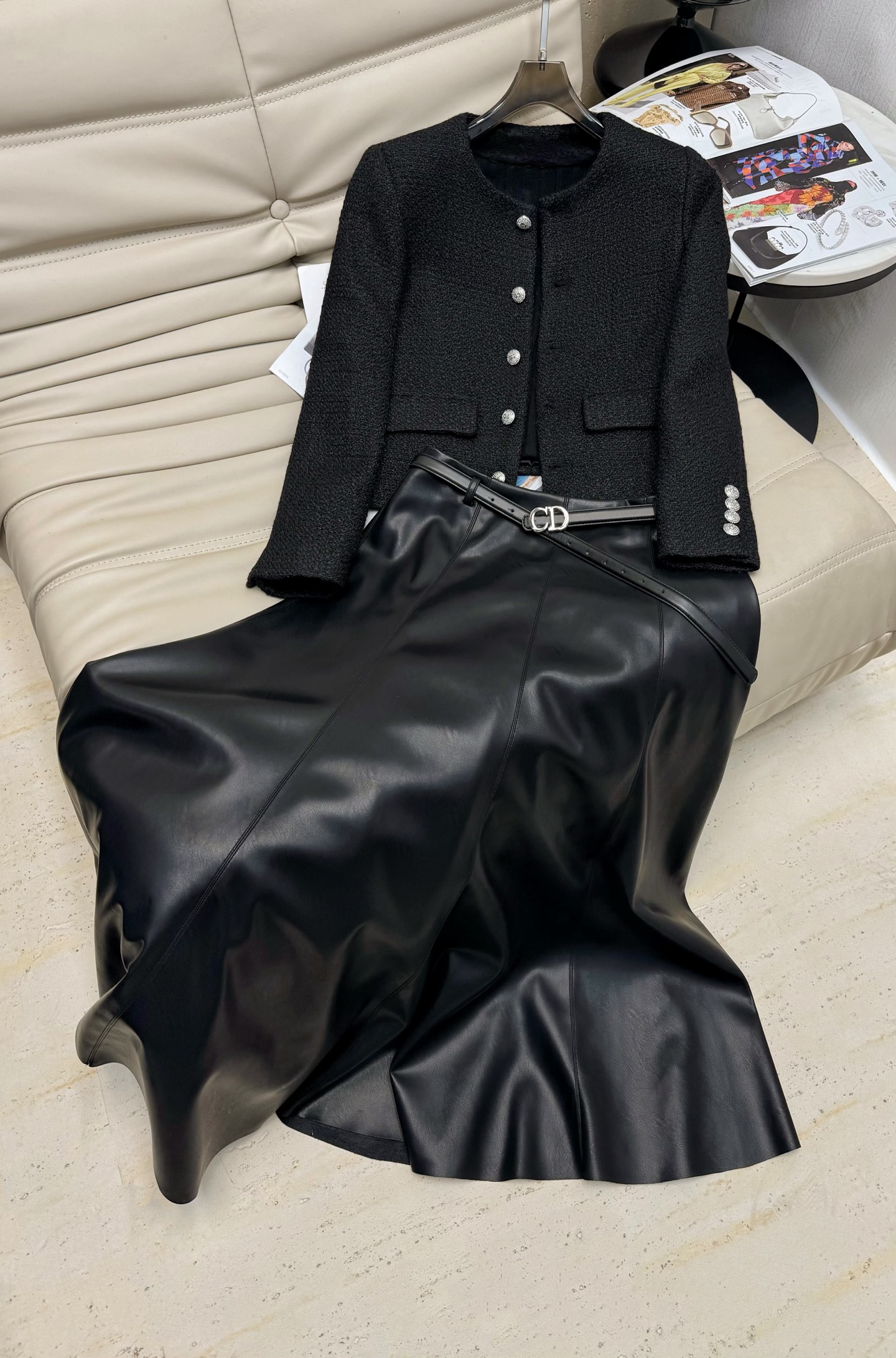 NO:498564,Coat, pants and skirt. 25-year-old high-end small fragrance style woven short jacket!  Elegant temperament!  Stand out among the simple styles, the upper body is the elegant temperament and the sister is just a visual feeling!  A non-picky socialite item, customized wool coarse fabric!  This classic style is closed!  Paired with skirt and cow pants, you can also use spot 2 colors SML separately, skirts, jackets & coats, alexander wang19860909外套裤子半裙.25年秋冬高级感小香风编制短款小外套！优雅的气质！在一众简约款中脱颖而出,上身就是优雅气质姐姐即视感！不挑人的名媛单品,定制的羊毛粗纺面料！这类经典款闭眼入！搭配半裙牛子裤 一套入也可以分开拿现货2色SML,,skirts,jackets & coats,alexander wang,Women's clothing