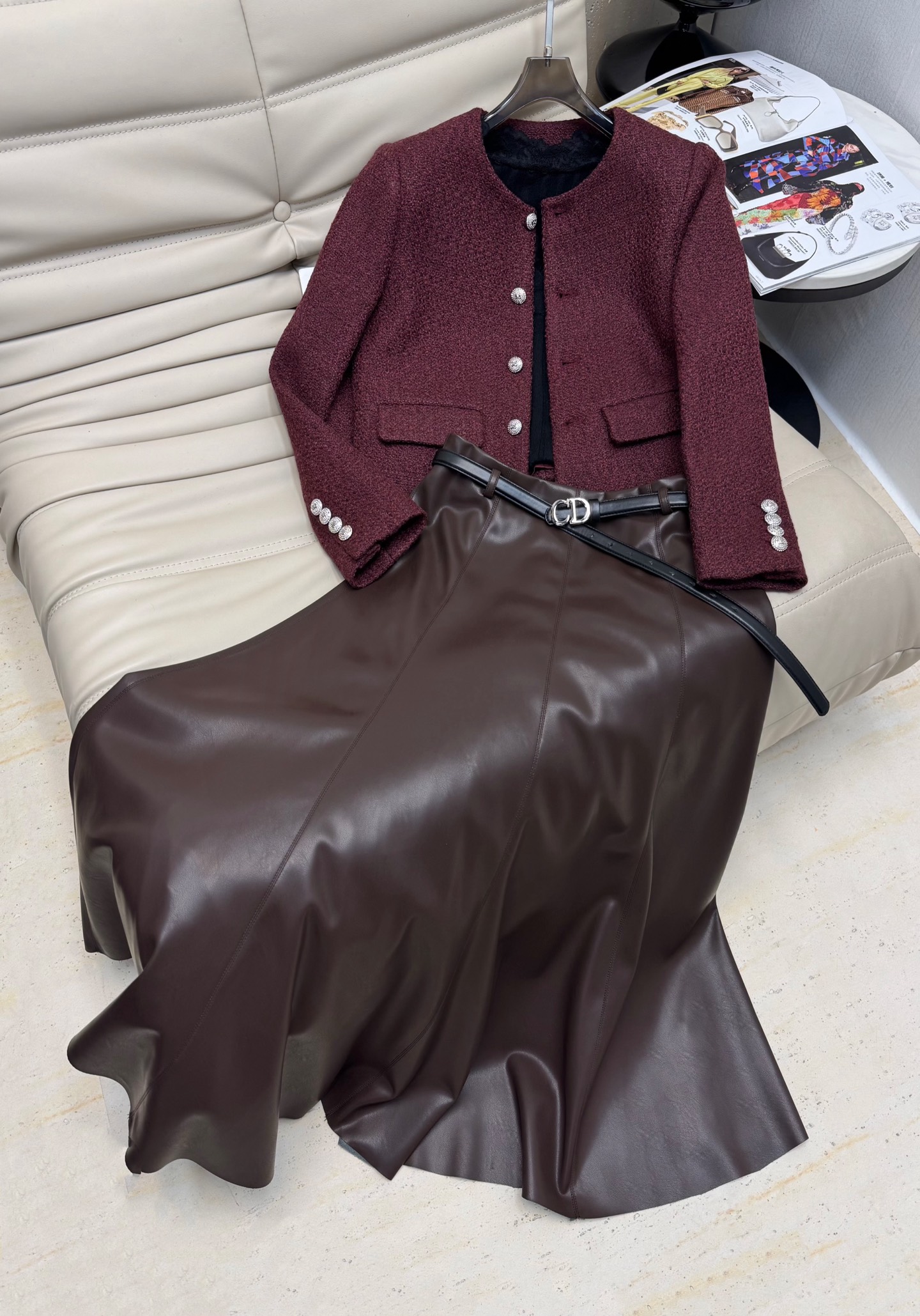 NO:498559,Coat skirt. Short jacket made of a high-end small fragrance style in autumn and winter!  Elegant temperament!  Stand out among the simple styles, the upper body is the elegant temperament and the sister is just a visual feeling!  A non-picky socialite item, customized wool coarse fabric!  This classic style is closed!  Paired with skirt and cow pants, you can also use spot 2 colors SML separately, skirts, jackets & coats, alexander wang19860909外套半裙.25年秋冬高级感小香风编制短款小外套！优雅的气质！在一众简约款中脱颖而出,上身就是优雅气质姐姐即视感！不挑人的名媛单品,定制的羊毛粗纺面料！这类经典款闭眼入！搭配半裙牛子裤 一套入也可以分开拿现货2色SML,,skirts,jackets & coats,alexander wang,Women's clothing