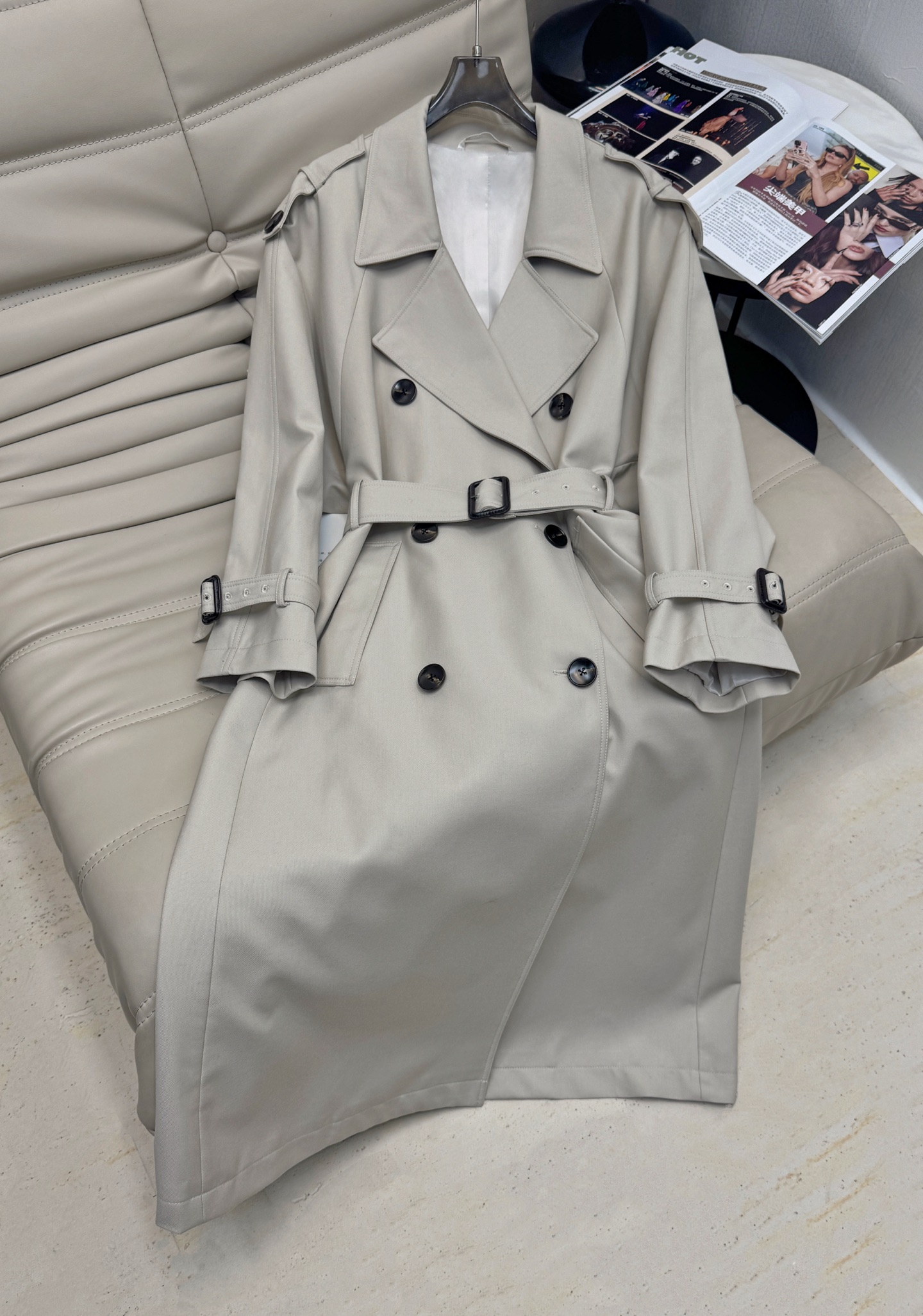 NO:499431,New 2025 autumn new style, classic mid-length lapel loose Korean double-breasted windbreaker, bat sleeve design, classic silhouette provides women with a 'lazy and refined' dressing philosophy!  The silhouette jacket that continues the classic tone is loose and inclusive, and matches it with the right length to take care of sisters of all heights!  , There are insert bags on both sides of the garment body, the belt design makes you look slim, the capacity is large enough and practical!  Recommended 2 color three-code S-L large goods have been released, Jackets & coats,alexander wang19860909新款 2025秋季新款 经典中长款翻领宽松韩版双排扣风衣 蝙蝠袖设计 经典廓形为女性提供一种“慵懒精致感”的穿衣哲学！延续经典基调的廓形外套,整体宽松包容度高,搭配恰到好处的长度,照顾了各个身高的姐妹！,衣身两侧设有插袋设计,腰带设计显瘦 容量足够大,实用性强！推荐 2色三码S-L 大货已出,,jackets & coats,alexander wang,Women's clothing