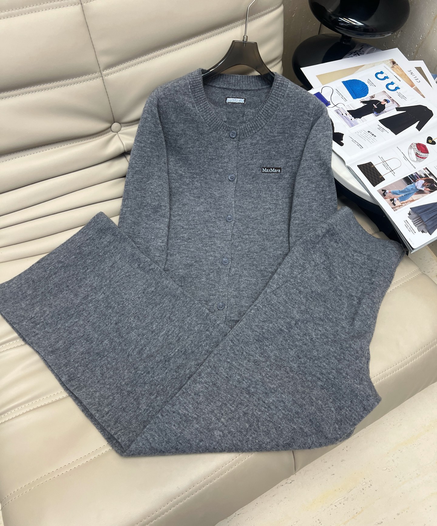 NO:501883,Popular set, 2025 early autumn new model, M family round neck fake two-piece cardigan top high-waist trousers, two-piece set, fixed-wool yarn, soft and skin-friendly, soft and glutinous, tight and flat, and consistent patterns. The micro-slim fit style makes the perfect combination effect, simple and elegant, naturally highlighting the swan neck, elegant and elegant, and exquisite in details. First-time in stock, recommended 3-color SML M,,alexander wang19860909爆款套装 2025年早秋新款 M家圆领假两件纽扣开衫上衣高腰长裤 两件套 定织定染羊毛纱线,柔软亲肤,手感软糯,织面严密平整,纹路一致.微修身版型显瘦 恰到好处的合体效果,简约有气质,自然凸显天鹅颈,优雅大方,细节处彰显精致.现货首发 推荐3色SML M,,alexander wang,Women's clothing