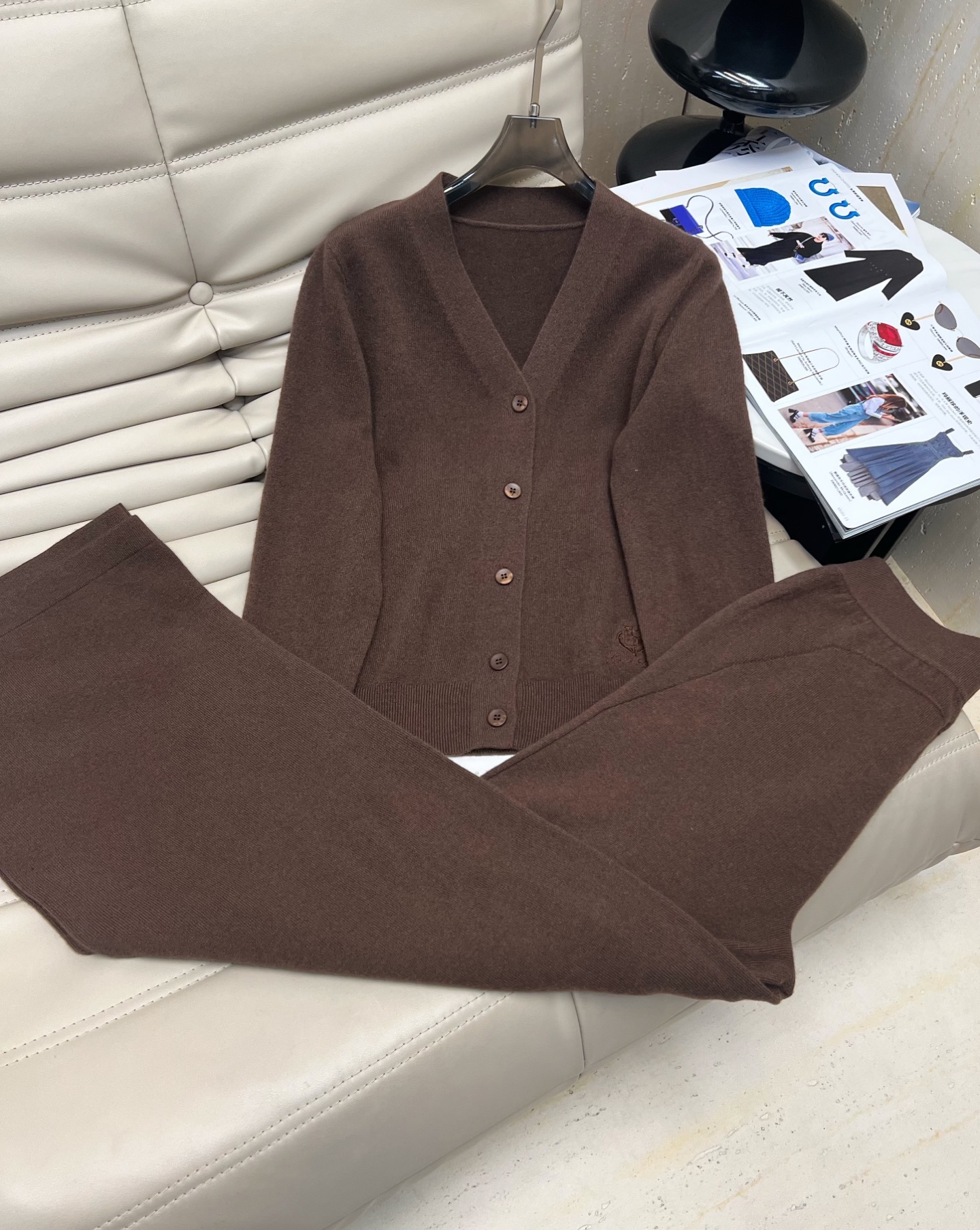 NO:501877,Popular suit, new style for early autumn 2025, big V-neck button long-sleeved cardigan top, high-waisted trousers, two-piece set, fixed-wool yarn, soft and skin-friendly, soft and glutinous, tight and flat, and consistent patterns. The micro-slim fit style makes you look slim and fit, just right combination effect, simple and elegant, naturally highlighting the swan neck, elegant and elegant, and exquisite in details. First time in stock, recommended 3-color SML M,,alexander wang19860909爆款套装 2025年早秋新款 大V领纽扣长袖开衫上衣高腰长裤 两件套 定织定染羊毛纱线,柔软亲肤,手感软糯,织面严密平整,纹路一致.微修身版型显瘦 恰到好处的合体效果,简约有气质,自然凸显天鹅颈,优雅大方,细节处彰显精致.现货首发 推荐3色SML M,,alexander wang,Women's clothing