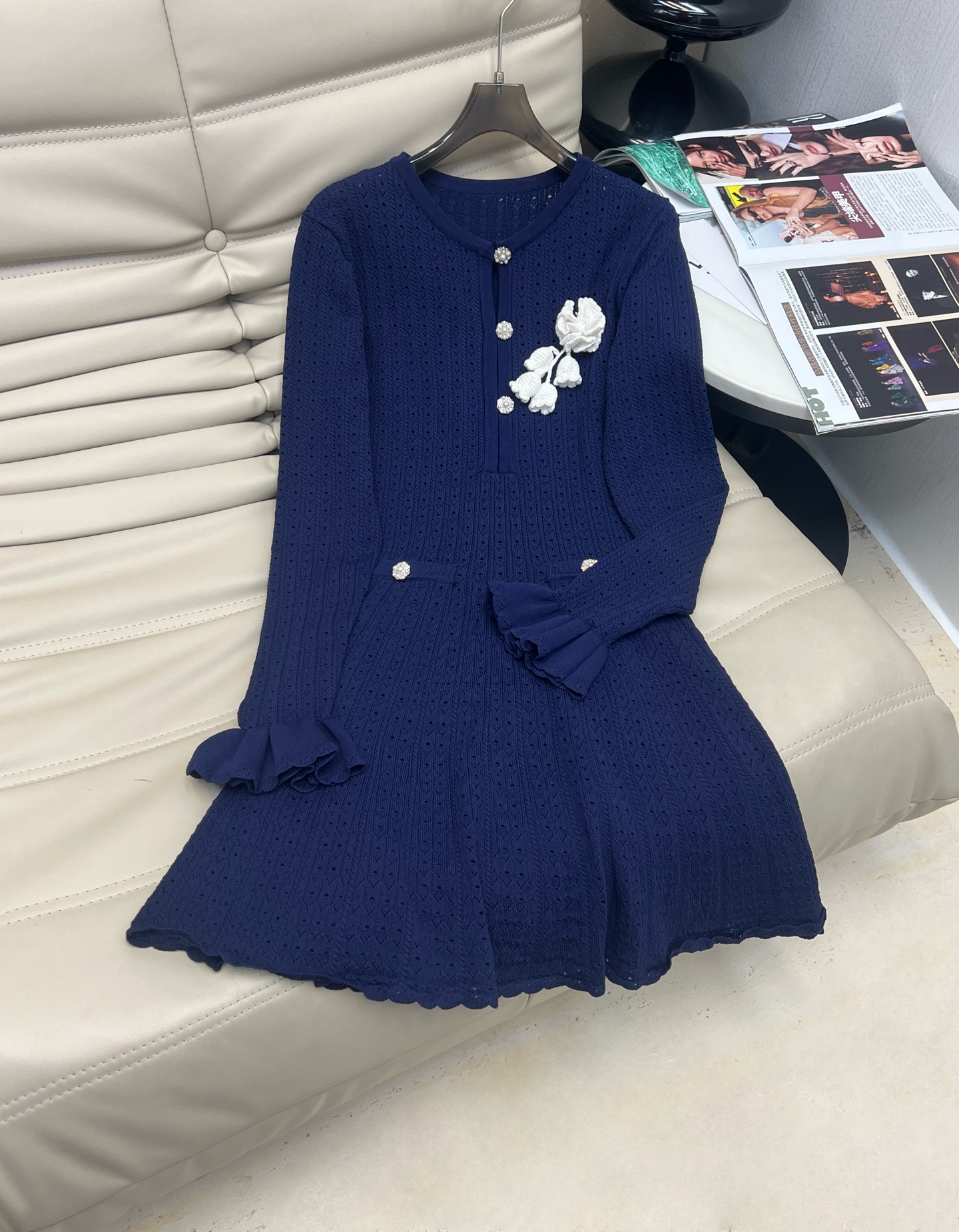 NO:501852,New knitted round neck dress with early autumn, crochet brooch on the chest, flared sleeve design, diamond button design, slim version of the upper body, elegant temperament, sweet style, spot on sale, monochrome SML M,, skirts, brooch, breastpin, alexander wang19860909早秋新款针织圆领连衣裙 胸前钩花胸针装饰 喇叭袖设计 钻扣设计修身版上身显瘦 优雅气质 甜美风 现货发售 单色SML M,,skirts,brooch，breastpin,alexander wang,Women's clothing