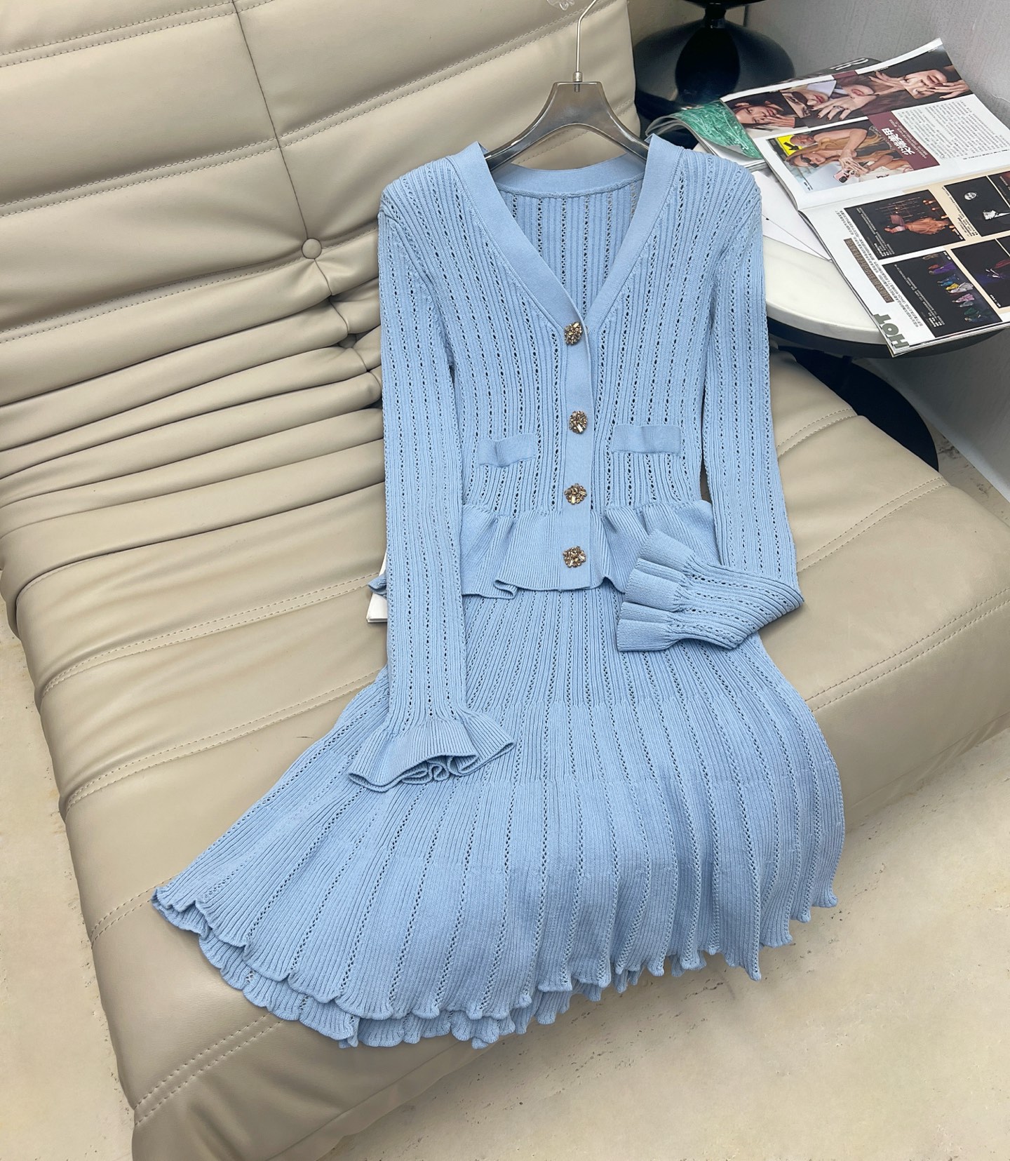 NO:501864,2025 early autumn new French niche V-neck diamond buckle ruffle knitted fake two-piece mid-length dress, slim fit and slim, flared sleeve design, gentle and elegant, celebrity little fragrance style, goddess must-have, monochrome SML M,, skirts, alexander wang198609092025早秋新款法式小众V领钻扣荷叶边针织假两件中长款连衣裙 版型修身显瘦 喇叭袖设计 温柔优雅 名媛小香风 女神必备款 单色SML M,,skirts,alexander wang,Women's clothing