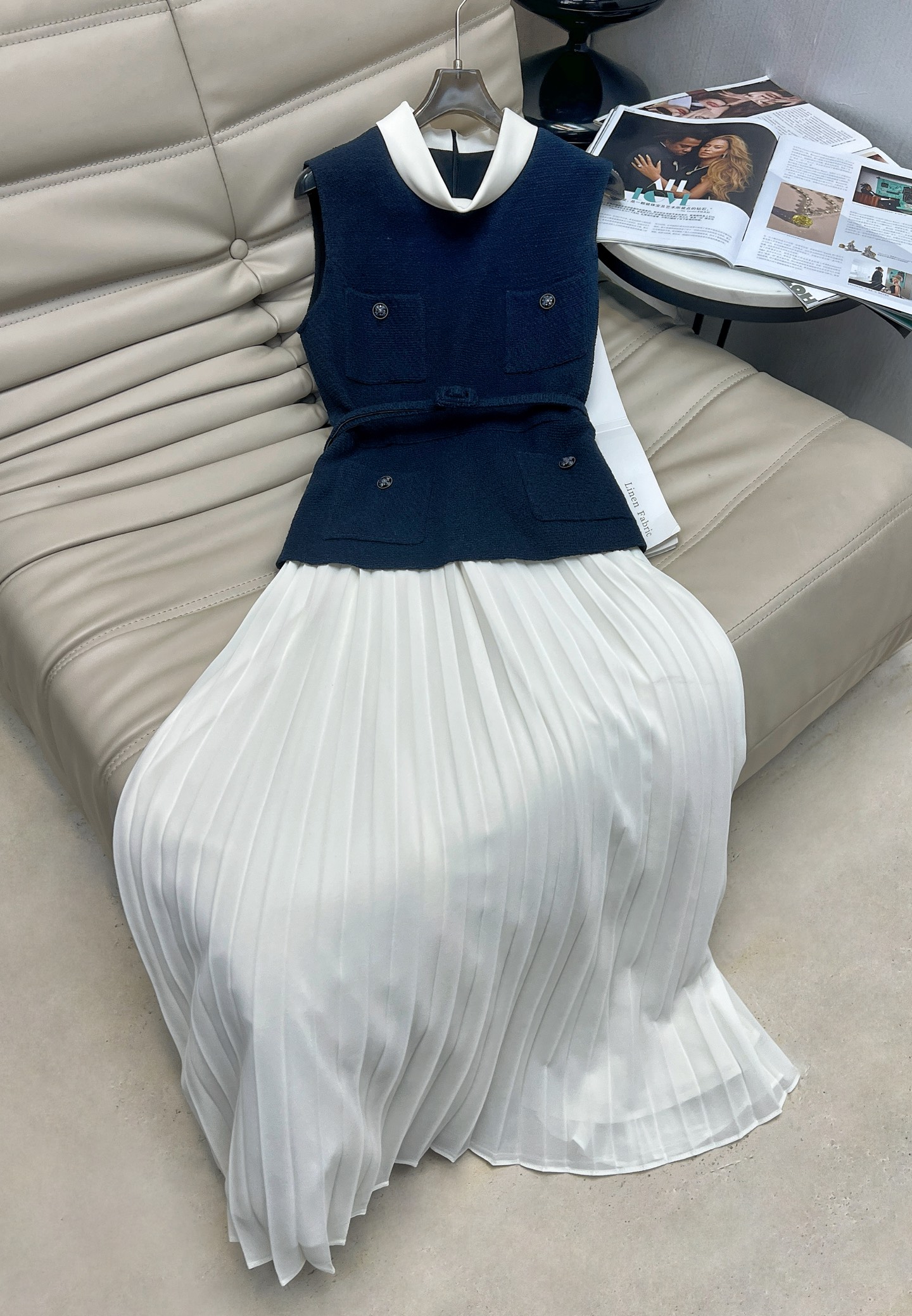 NO:502912,New early autumn style, embroidered sleeveless round neck fake two-piece dress, instantly adding temperament, small fragrance tweed fabric, recommended for commuting or daily shopping, can reduce age, fashionable, elegant and atmospheric, slim waist-hugging tailoring, pleated design on the hem, full of detail, paired with belt style, hide flesh and slim, 2 colors, SML M,, skirts, alexander wang19860909早秋新款 绣花设计无袖圆领假两件连衣裙 秒添气质感 小香粗花呢面料 不管是通勤还是日常逛街都很推荐 可减龄时髦可优雅大气 修身收腰的剪裁拼接 下摆百褶设计显瘦 细节感满满 配上腰带版型藏肉显瘦 2色 码数SML M,,skirts,alexander wang,Women's clothing