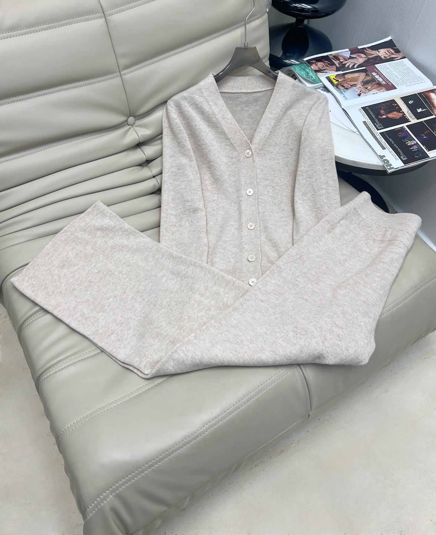 NO:503680,Hot suit, new style in early autumn, big V-neck button long-sleeved cardigan top, high-waisted trousers, two-piece set, fixed-wool yarn, soft and skin-friendly, soft and glutinous, tight and smooth, and consistent patterns. The micro-slim fit style makes you look slim and fit, just right combination effect, simple and elegant, naturally highlighting the swan neck, elegant and elegant, and exquisite in details. First time in stock, recommended 3-color SML, alexander wang19860909爆款套装 年早秋新款 大V领纽扣长袖开衫上衣高腰长裤 两件套 定织定染羊毛纱线,柔软亲肤,手感软糯,织面严密平整,纹路一致.微修身版型显瘦 恰到好处的合体效果,简约有气质,自然凸显天鹅颈,优雅大方,细节处彰显精致.现货首发 推荐3色SML,,alexander wang,Women's clothing