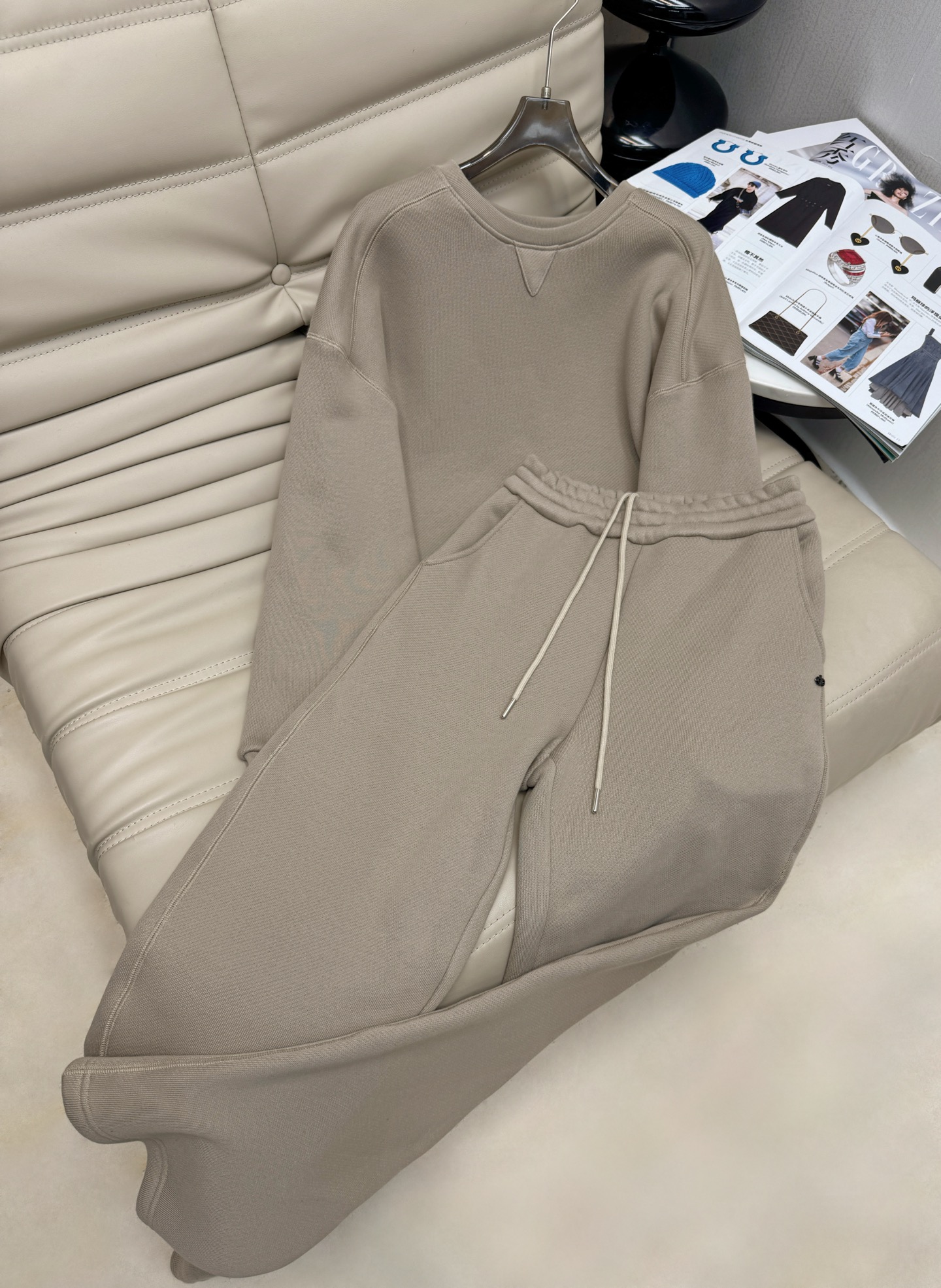 NO:505489,The latest alo fashionable and casual recommendations, three-dimensional letter decoration set, a fashionable match for lazy people, round neck clean color sweatshirt + elastic pull-tie sweatshirts. It is very necessary to go out on the street. It is very easy to wear. A must-have for sports and leisure. You can wear it alone or a set of matching. It is made of terry cotton. Texture online. 3 colors. SML M,,hoodie, sweatshirts, alexander wang.19860909最新款alo时髦休闲推荐 立体字母装饰套装 懒人一套时髦搭配 圆领净色卫衣+松紧抽带卫裤 日常出街太需要了 非常好穿 运动休闲必备 可以单穿或者一套搭配都好看 采用毛圈纯棉 质感在线 3色 SML M,,hoodie,sweatshirts,alexander wang,Women's clothing