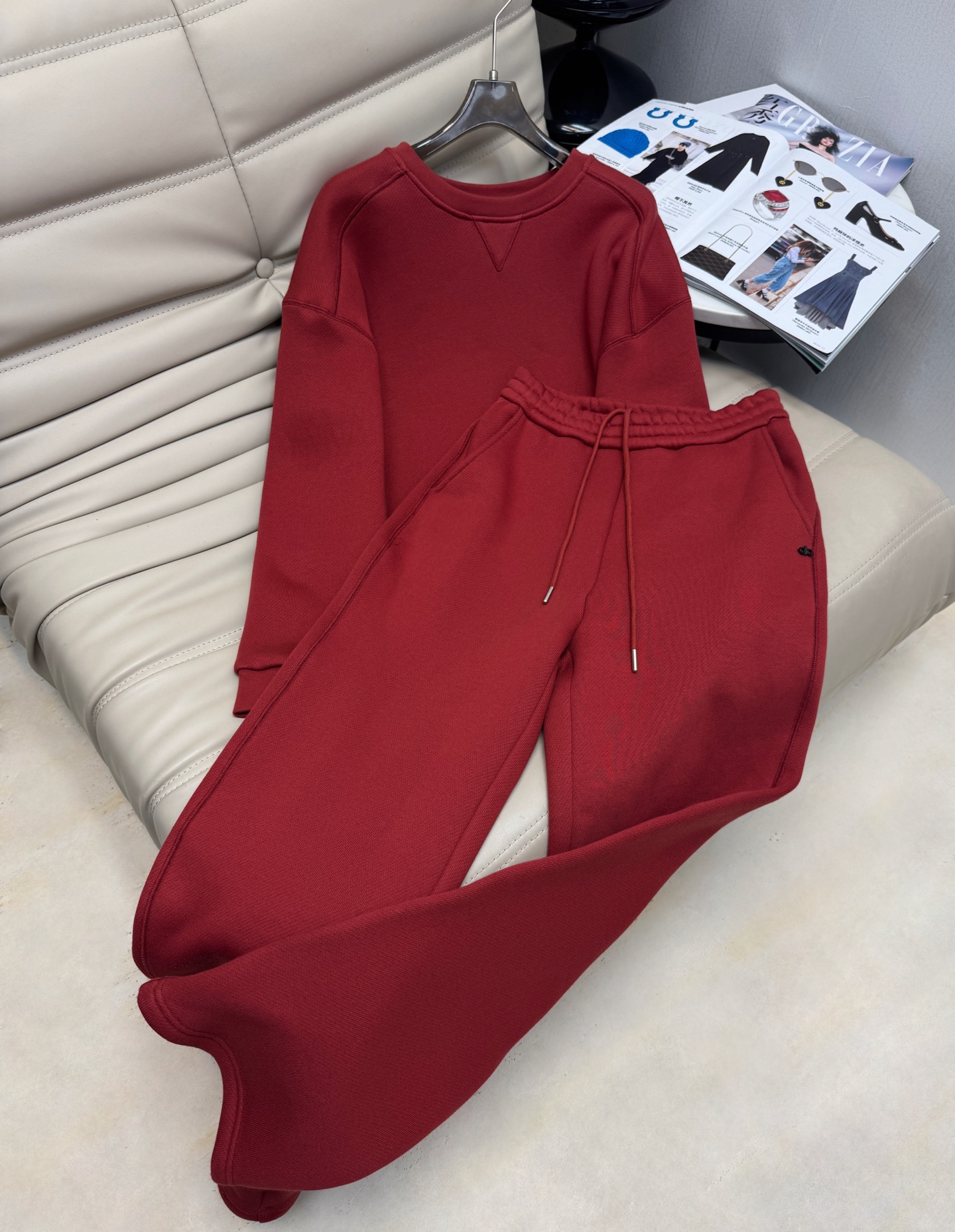 NO:505509,The latest alo fashionable and casual recommendations, three-dimensional letter decoration set, a fashionable match for lazy people, round neck clean color sweatshirt + elastic pull-tie sweatshirts. It is very necessary to go out on the street every day. It is very easy to wear. A must-have for sports and leisure. You can wear it alone or a set of matching. It is made of terry cotton. Texture online. 3 colors. SML, hoodie, sweatshirts, alexander wang.19860909最新款alo时髦休闲推荐 立体字母装饰套装 懒人一套时髦搭配 圆领净色卫衣+松紧抽带卫裤 日常出街太需要了 非常好穿 运动休闲必备 可以单穿或者一套搭配都好看 采用毛圈纯棉 质感在线 3色 SML,,hoodie,sweatshirts,alexander wang,Women's clothing