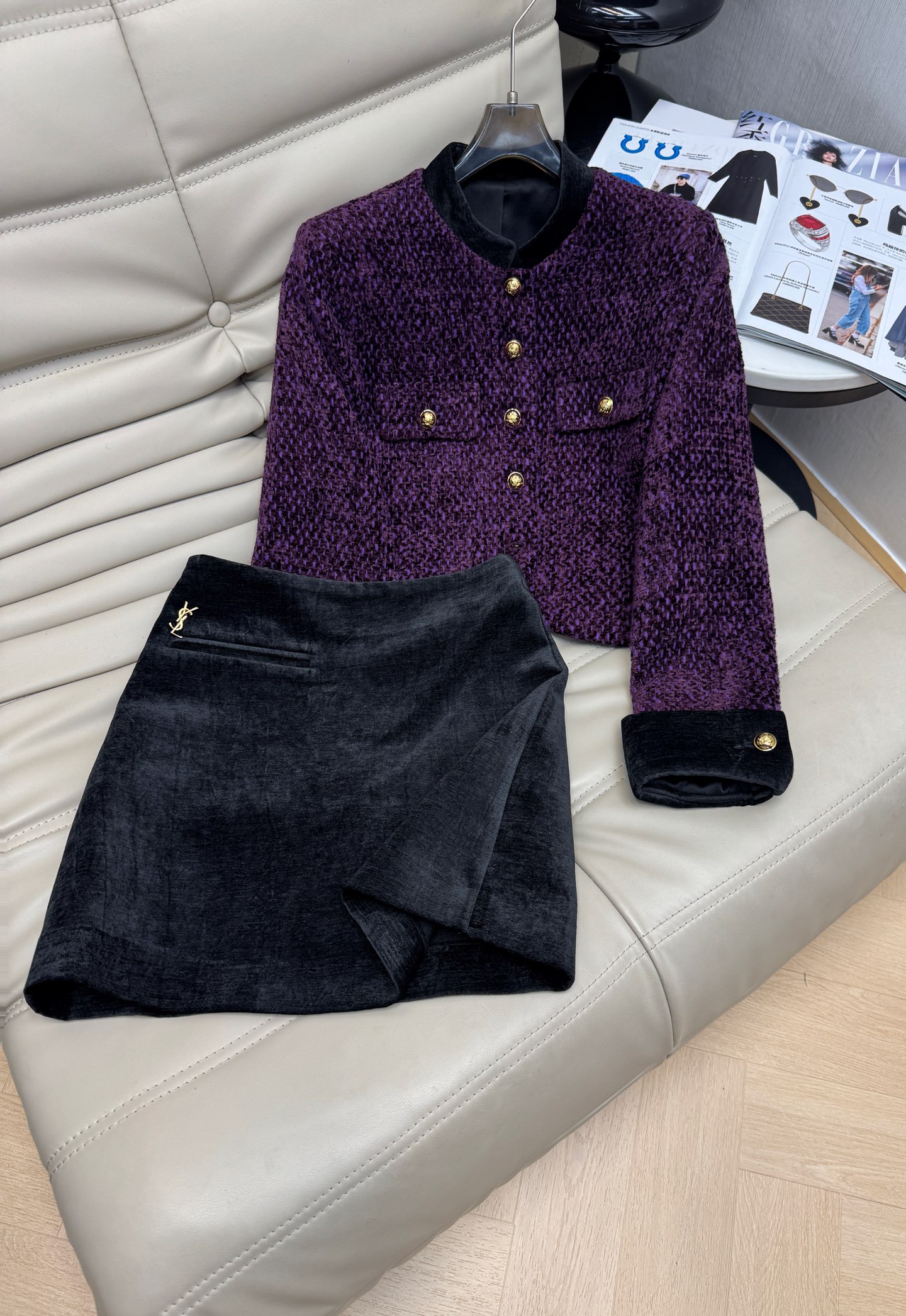 NO:505495,Top, skirt, new retro short small fragrance jacket, rich girl, visual feeling, retro atmosphere is directly full, design is more English-style, velvet spliced ​​collar design, fixed-woven woven woven fabric, essential for autumn and winter, whether it is holidays or daily wear, you can definitely have the return rate SML.,, skirts, jackets & coats, alexander wang19860909上衣 半裙新款复古短款小香风外套 富家千金即视感 复古氛围直接拉满 设计上比较英风 采用丝绒拼接领设计 定织小香编织羊毛面料 秋冬必备的款 不管是各种节假日 或者日常穿 都能妥妥拥有回头率码数SML.,,skirts,jackets & coats,alexander wang,Women's clothing