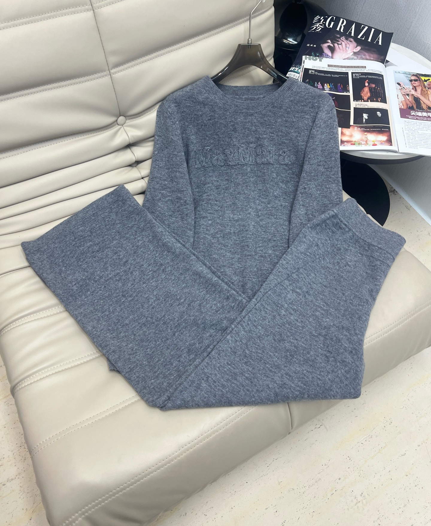 NO:507019,New style of 1999-Autumn and Winter MaxMara round neck embroidered knitted sweater high waist trousers, two-piece set, custom wool yarn, soft and glutinous skin-friendly feel, round neck design with thread details, comfortable and slim long sleeves, embroidered logo letter pattern on the chest, beautiful and versatile. Recommended code SML 3 colors, sweaters, alexander wang19860909年秋冬新款 MaxMara圆领刺绣针织毛衣高腰长裤 两件套 定制羊毛纱线,软软糯糯亲肤体感,圆领设计搭配螺纹细节舒适显瘦的长袖,胸前刺绣logo字母图案,好看百搭.推荐码数SML 3色,,sweaters,alexander wang,Women's clothing