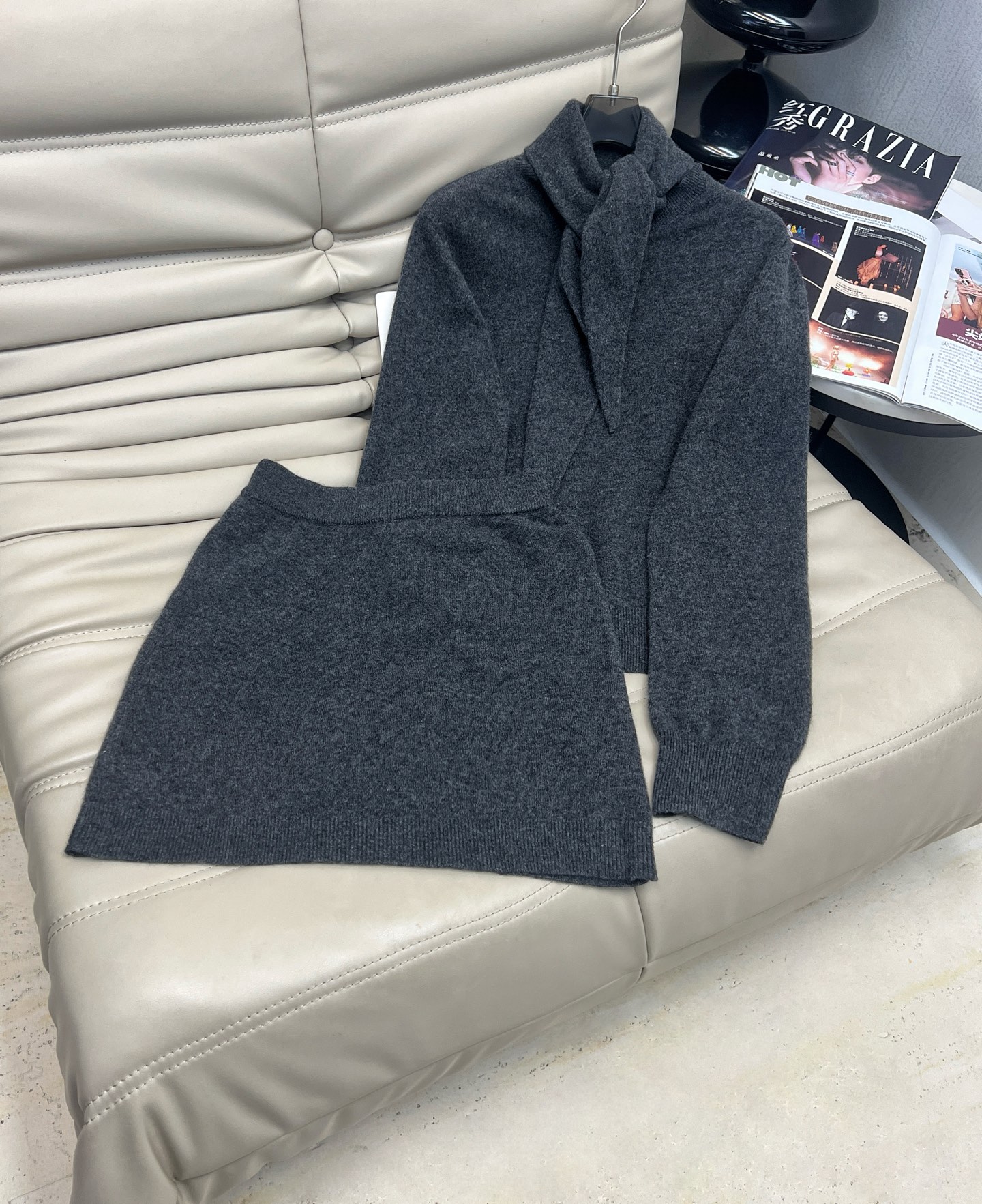 NO:507022,Exclusive first release 2025 new style——The latest slack wool suit in autumn and winter, lazy round neck loose real two-piece sweater + short skirt, two-piece set, imported wool yarn fabric, simple and atmospheric lazy style, durable, warmth and appearance are both online~~ The most practical and versatile quality, daily high-end in autumn and winter layering!  !  Extra elasticity does not pick on body shape 2 color code SML., skirts, sweaters, alexander wang19860909独家首发 2025新款———秋冬最新款松弛羊毛套装 慵懒圆领宽松真两件毛衣+短裙 两件套 进口羊毛纱线面料 简约大气慵懒版型 经久耐穿 保暖度和颜值却都在线～～最实穿百搭的精品 秋冬叠穿日常高级！！超大弹力不挑身材 2色码数SML.,,skirts,sweaters,alexander wang,Women's clothing