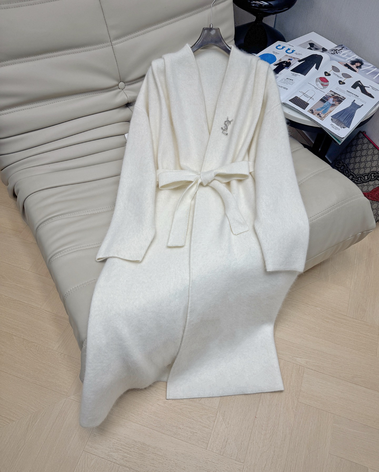 NO:507920,The latest wool coat with dust bags in early autumn, a lazy mid-length thickened knitted sweater jacket with delicate and soft fabric, and the belt design makes it look slimmer. The style is super atmospheric. The highly recommended 2 colors SML.,,saint laurent,jackets & coats,sweaters,alexander wang19860909配防尘袋早秋圣罗兰最新款羊毛大衣 秋冬慵懒风中长款加厚针织毛衣外套 面料细腻柔软 腰带设计更加显瘦哦 版型超大气 极烈推荐款2色 SML.,,saint laurent,jackets & coats,sweaters,alexander wang,Women's clothing