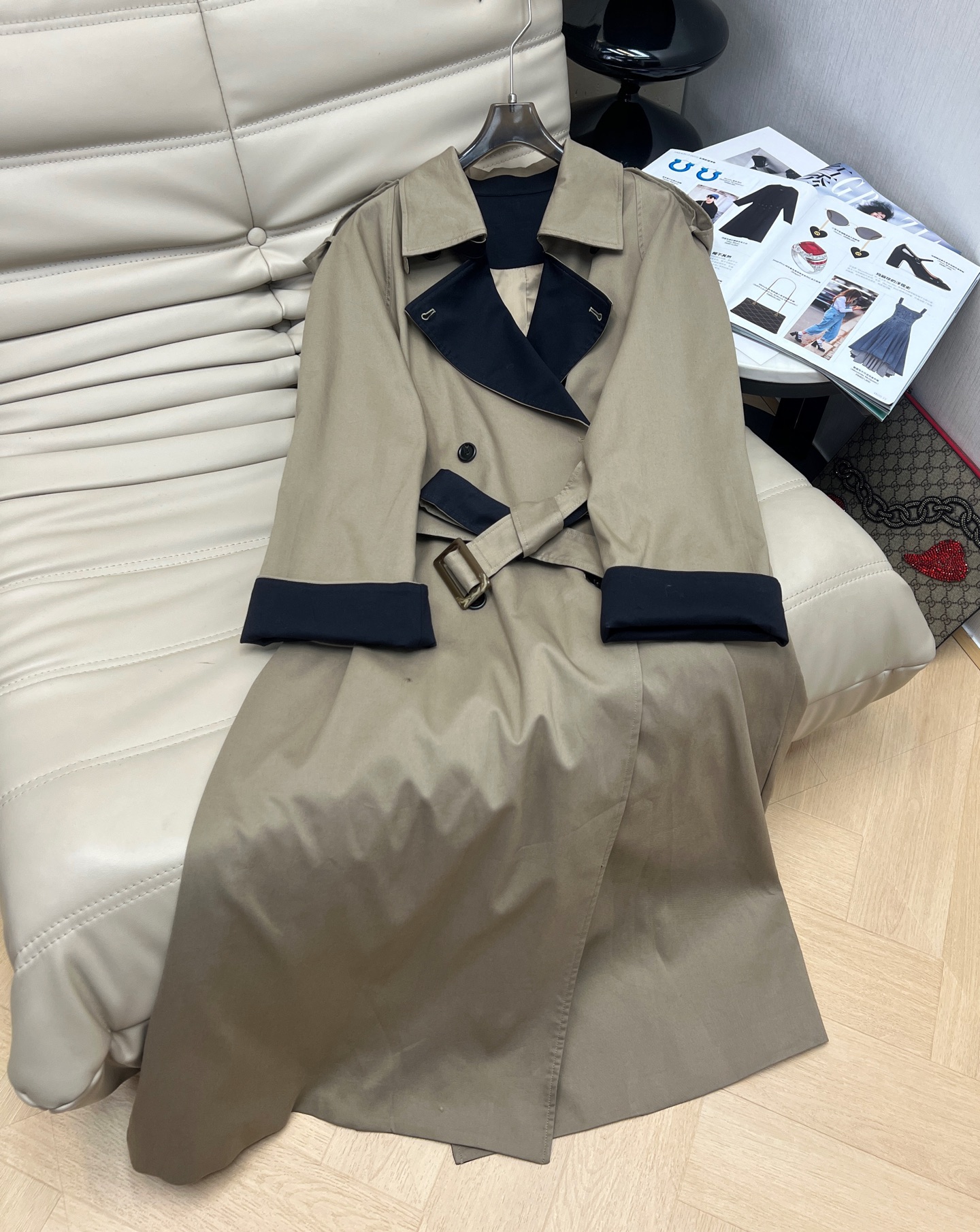 NO:536108,25 early autumn new niche design style fashionable contrasting long windbreaker jacket with cuff contrasting color splicing design Simple and elegant style, fat and thin, super beautiful upper body, SML, Jackets & coats,alexander wang1986090925早秋新款小众设计感时尚撞色长款风衣外套 袖口撞色拼接设计 版型简单大气 胖瘦能穿 上身超好看 现货发 SML,,jackets & coats,alexander wang,Women's clothing