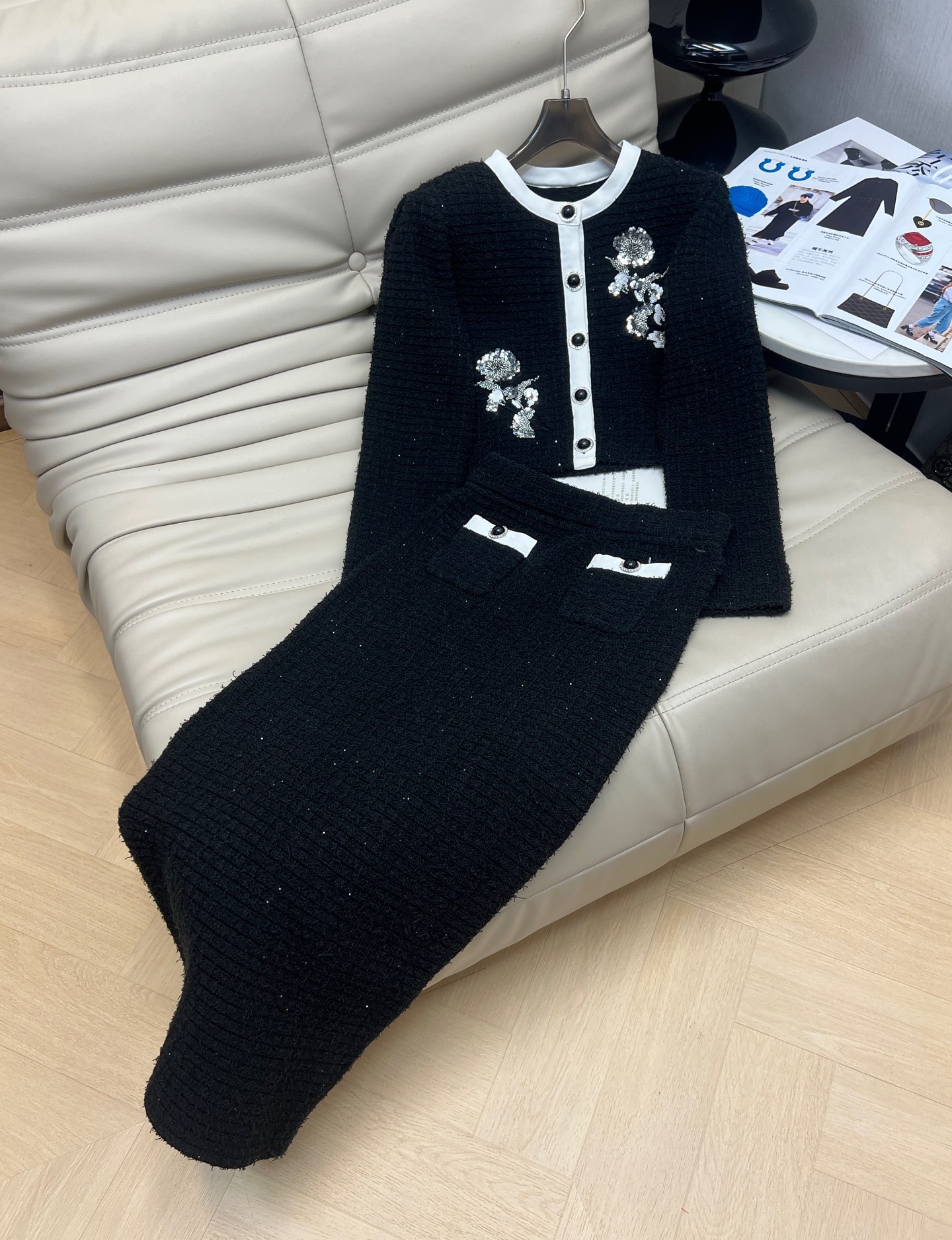 NO:544401,Top skirt SP home autumn and winter new style French light luxury socialite embroidery contrasting color round neck knitted cardigan top half body hip skirt high-quality heavy industry embroidery beads SML, skirts, alexander wang19860909上衣半裙SP家 秋冬新款 法式轻奢名媛刺绣撞色圆领针织开衫上衣半身包臀半裙 高货重工刺绣钉珠 SML,,skirts,alexander wang,Women's clothing