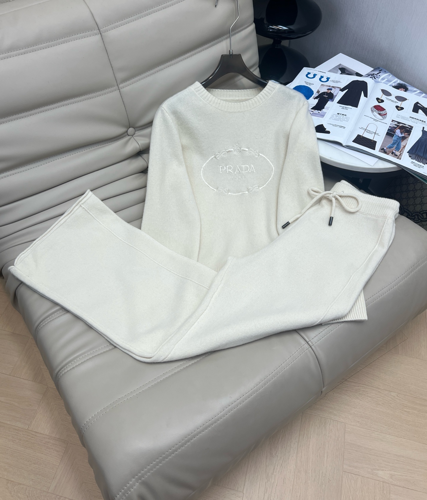 NO:544418,——New 25-year new round neck embroidered wool knit top high waist trousers set, wool fabric is soft and warm, chest logo pattern design, exquisite and fashionable, three-dimensional cut, a set of upper body is very good to show off your figure. Recommended two-color SML. Set M, alexander wang19860909——25年新款 圆领刺绣羊毛针织上衣高腰长裤套装,羊毛面料柔软保暖,胸前logo图案设计,精致时尚,版型立体剪裁,一套上身非常显身材.推荐二色SML.套装M,,alexander wang,Women's clothing