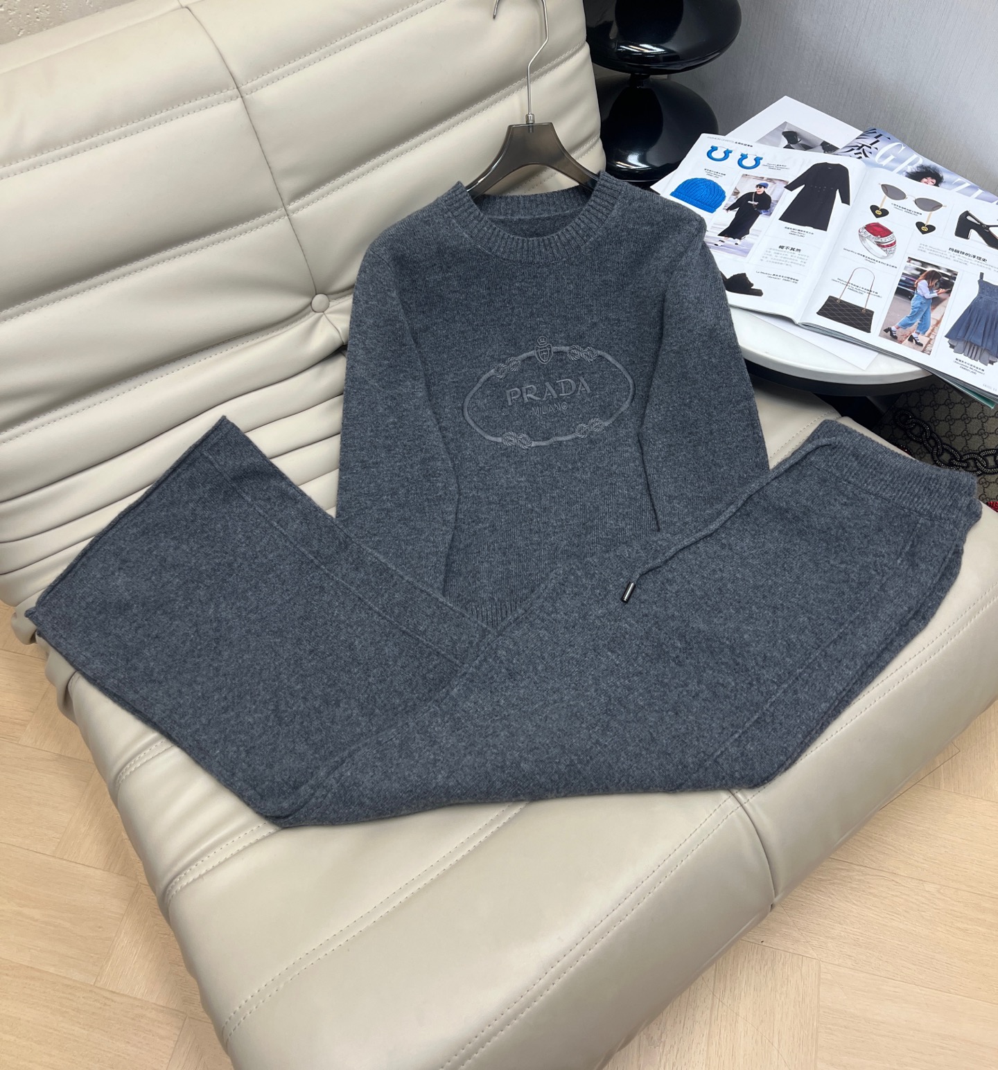 NO:544408,——New 25-year new round neck embroidered wool knit top high waist trousers set, wool fabric is soft and warm, chest logo pattern design, exquisite and fashionable, three-dimensional cut, a set of upper body is very good to show off your figure. Recommended two-color SML. Set M, alexander wang19860909——25年新款 圆领刺绣羊毛针织上衣高腰长裤套装,羊毛面料柔软保暖,胸前logo图案设计,精致时尚,版型立体剪裁,一套上身非常显身材.推荐二色SML.套装M,,alexander wang,Women's clothing