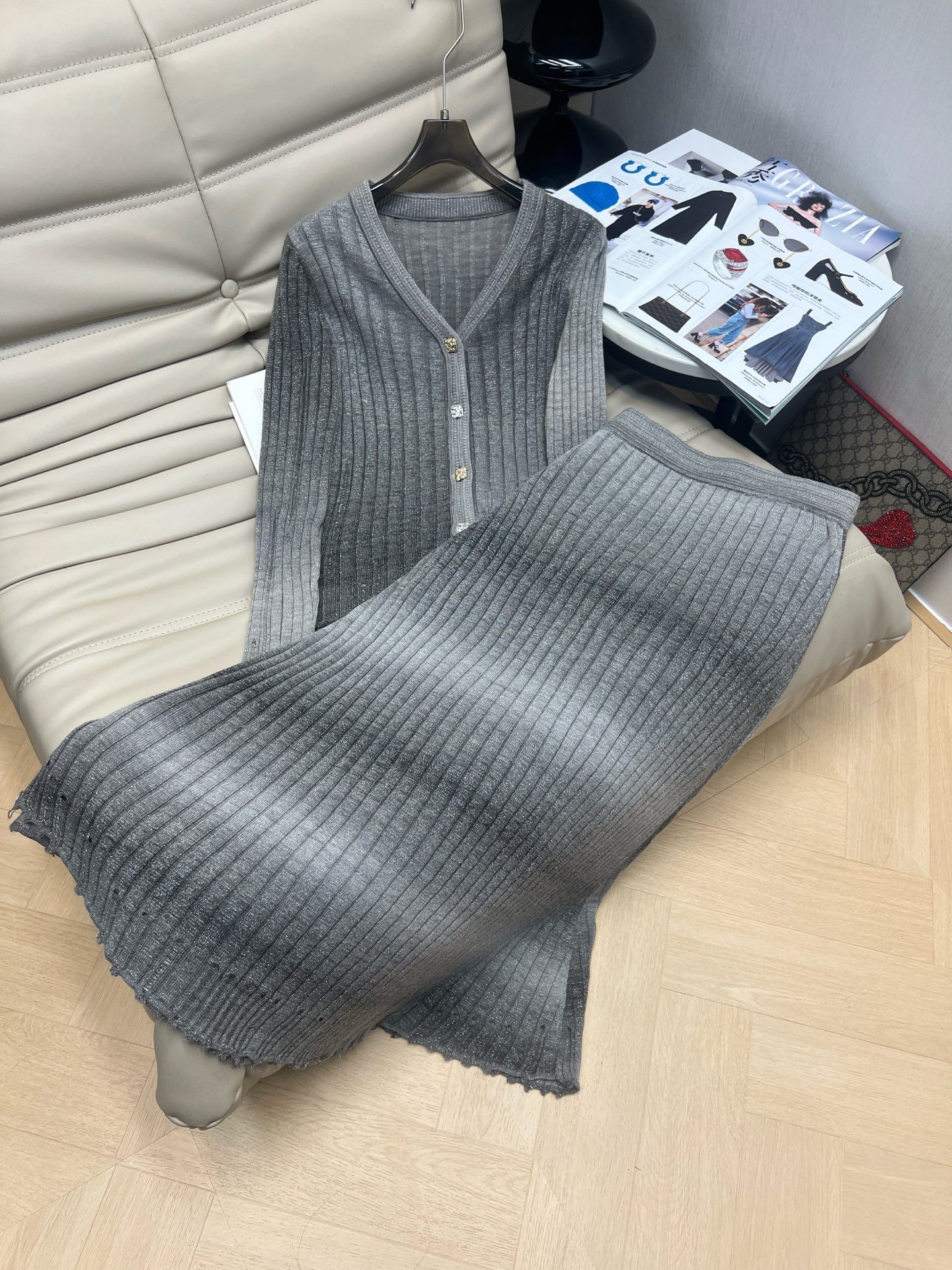 NO:548100,025 new V-neck long-sleeved cardigan pleated half-body long skirt suit autumn and winter outfits a complete set of ootd high-end gradient color with shiny gold wire, strong design sense SML, skirts, alexander wang19860909025新款V领长袖开衫压褶半身长裙套装 秋冬穿搭一整套ootd高级感渐变颜色含亮闪金丝 设计感强SML,,skirts,alexander wang,Women's clothing