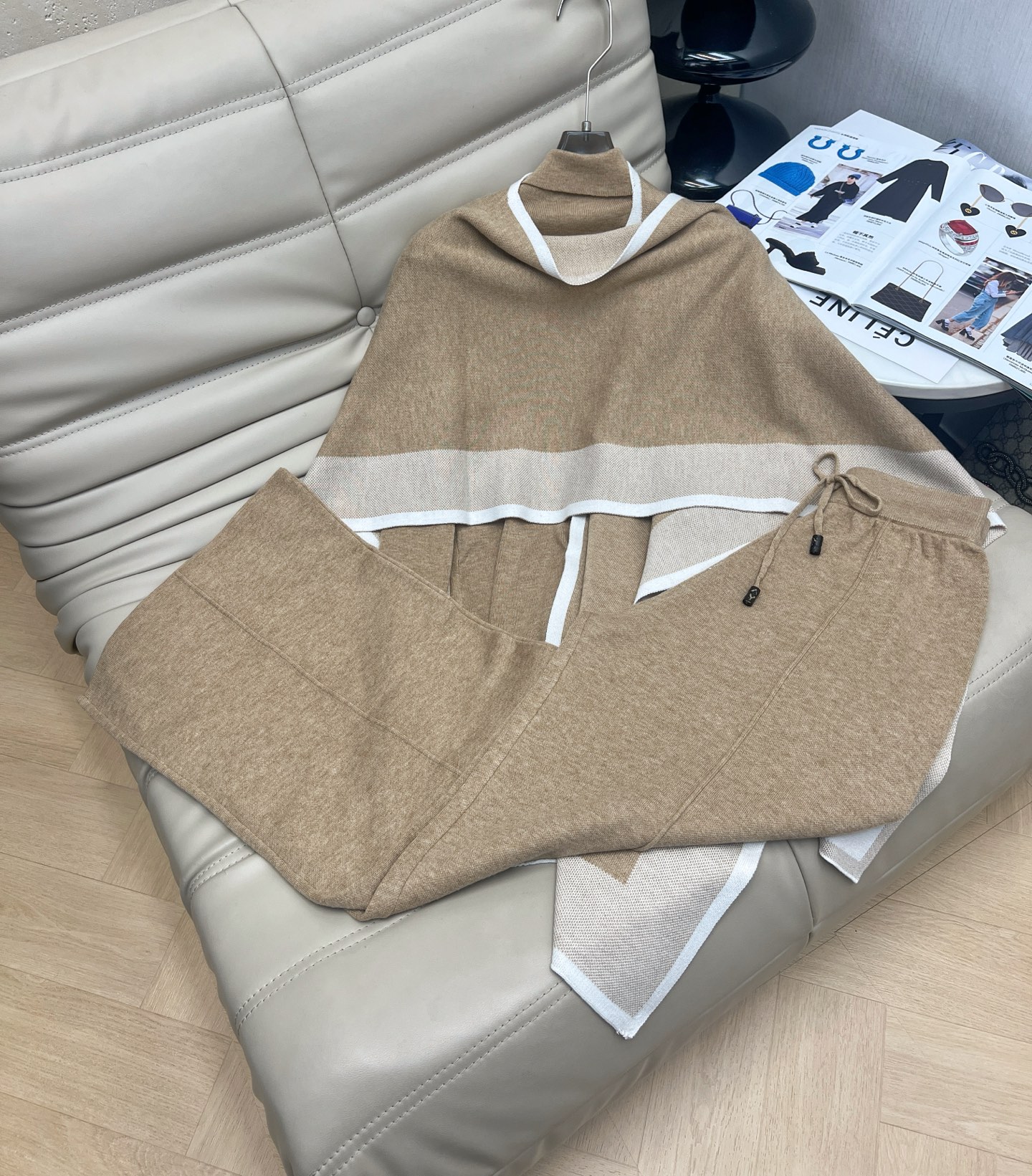 NO:548126,New style wool suit cloak shawl three-piece set Autumn and winter atmosphere High-quality contrasting scarf cloak Worn fine wool upper body soft skin SML, shawls,alexander wang19860909新款 羊毛套装斗篷披肩三件套 秋冬氛围感 高级撞色大围巾披风 精纺细羊毛上身亲肤柔软 SML,,shawls,alexander wang,Women's clothing