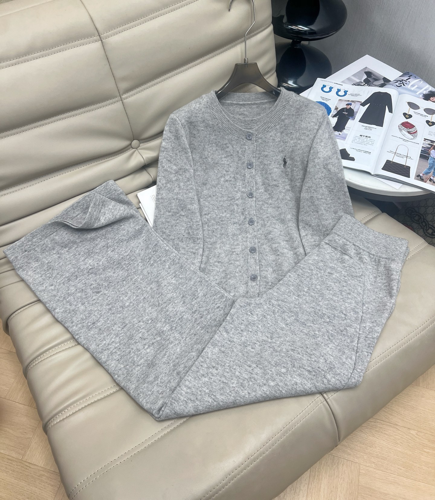 NO:548796,Hot suit, new 2025 autumn and winter style, round neck fake two-piece cardigan top, high-waist trousers, two-piece set, fixed-wool yarn, soft and skin-friendly, soft and glutinous, tight and flat, and consistent patterns. The micro-slim fit style makes you look slim and fit, with the right combination effect, simple and elegant, naturally highlighting the swan neck, elegant and elegant, and exquisite in details. First time in stock, recommended 3-color SML, alexander wang19860909爆款套装 2025年秋冬新款 标圆领假两件纽扣开衫上衣高腰长裤 两件套 定织定染羊毛纱线,柔软亲肤,手感软糯,织面严密平整,纹路一致.微修身版型显瘦 恰到好处的合体效果,简约有气质,自然凸显天鹅颈,优雅大方,细节处彰显精致.现货首发 推荐3色SML,,alexander wang,Women's clothing