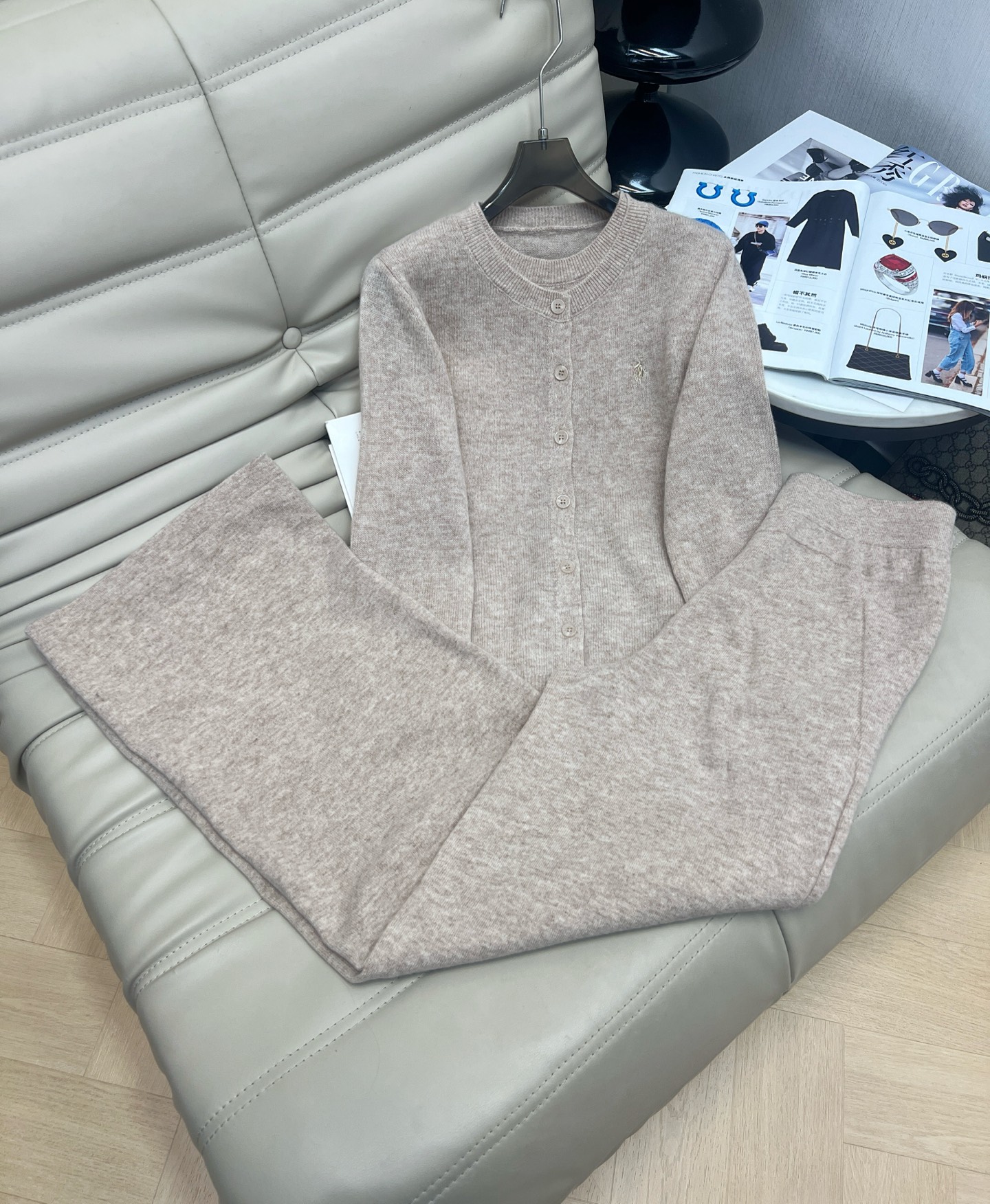 NO:548801,Popular set, new 2025 autumn and winter style, round neck fake two-piece cardigan top, high-waist trousers, two-piece set, fixed-wool yarn, soft and skin-friendly, soft and glutinous, tight and flat, and consistent patterns. The micro-slim fit style makes you look slim and fit, just right combination effect, simple and elegant, naturally highlighting the swan neck, elegant and generous, and exquisite in details. First time in stock, recommended 3-color SML M,,alexander wang19860909爆款套装 2025年秋冬新款 标圆领假两件纽扣开衫上衣高腰长裤 两件套 定织定染羊毛纱线,柔软亲肤,手感软糯,织面严密平整,纹路一致.微修身版型显瘦 恰到好处的合体效果,简约有气质,自然凸显天鹅颈,优雅大方,细节处彰显精致.现货首发 推荐3色SML M,,alexander wang,Women's clothing