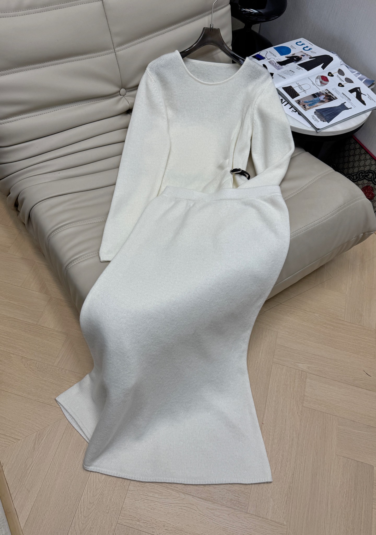 NO:560353,New autumn and winter wool top and skirt suit with round neck design. Simple high-end style meets delicate wool knitting, creating a simple and elegant design. It adopts a regular version, and the top adopts a belt design. It has a unique temperament and is a versatile suit. Whoever wears it will look good. Wear it regardless of your figure. 2 colors, code numbers SML, skirts, alexander wang19860909秋冬新款 圆领设计款羊毛上衣半裙套装 简单高级风格邂逅细腻羊毛针织,造就简单设计大气.采用常规版型, 上衣采用了腰带设计 独特气质 百搭的一款套装.谁穿谁好看 不挑身材穿.2色 码数SML,,skirts,alexander wang,Women's clothing