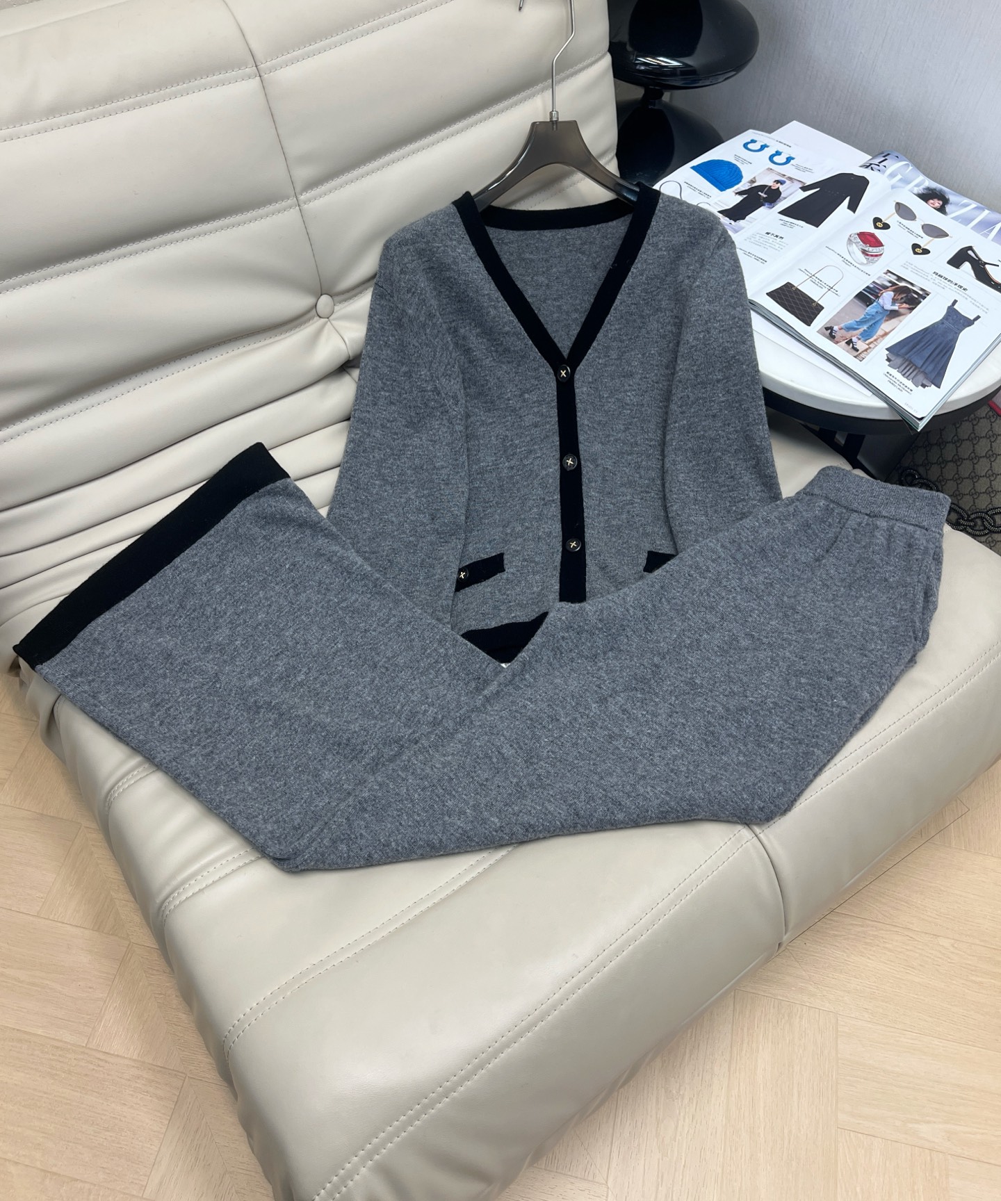 NO:560350,The exclusive first release of 25 autumn and winter new styles!  Knitted contrasting color suit, exquisitely customized irregular button decoration, contrasting color splicing, V-neck style, very slim upper body, fashionable temperament, recommended SML,,alexander wang19860909上新独家首发25秋冬新款！针织撞色套装 精致定制不规则纽扣装饰 撞色拼接 V领版型上身非常显瘦 时髦气质 推荐SML,,alexander wang,Women's clothing