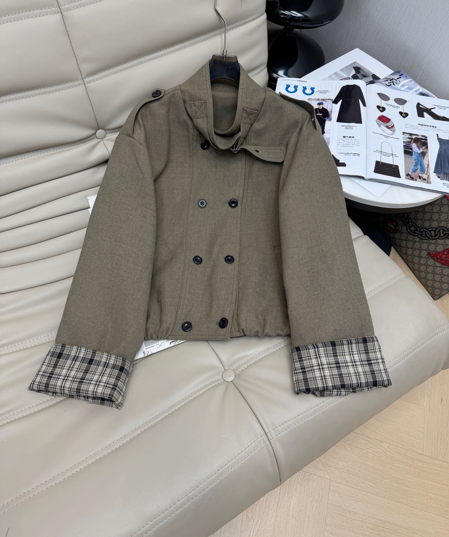 NO:561069,The latest Korean style loose, slim and versatile stand-up collar double-breasted jacket. The plaid design on the cuffs is very fashionable. The upper body effect is super good. Fashionable and elegant. Monochrome SML,,jackets & coats,alexander wang19860909最新款韩版宽松显瘦百搭立领双排扣外套 袖口拼格子设计非常洋气 上身效果超级好 时尚大气 单色SML,,jackets & coats,alexander wang,Women's clothing