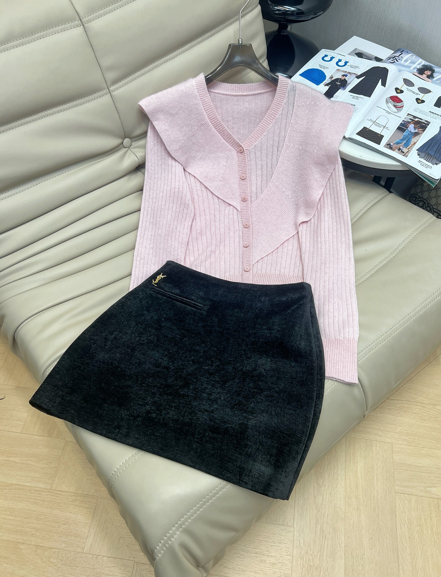 NO:561079,Tops and skirts are super nice to wear alone in autumn and winter. Wool tops have ruffled irregular V-neck design. The upper body is casual and slim and can be used for commuting. Versatile style. It looks super stylish when paired with skirts. 3 colors SML, skirts, alexander wang19860909上衣半裙秋冬超好看单穿羊毛上衣 荷叶边不规则V领设计 上身休闲又显瘦可通勤 百搭款 搭配半裙超洋气 3色SML,,skirts,alexander wang,Women's clothing