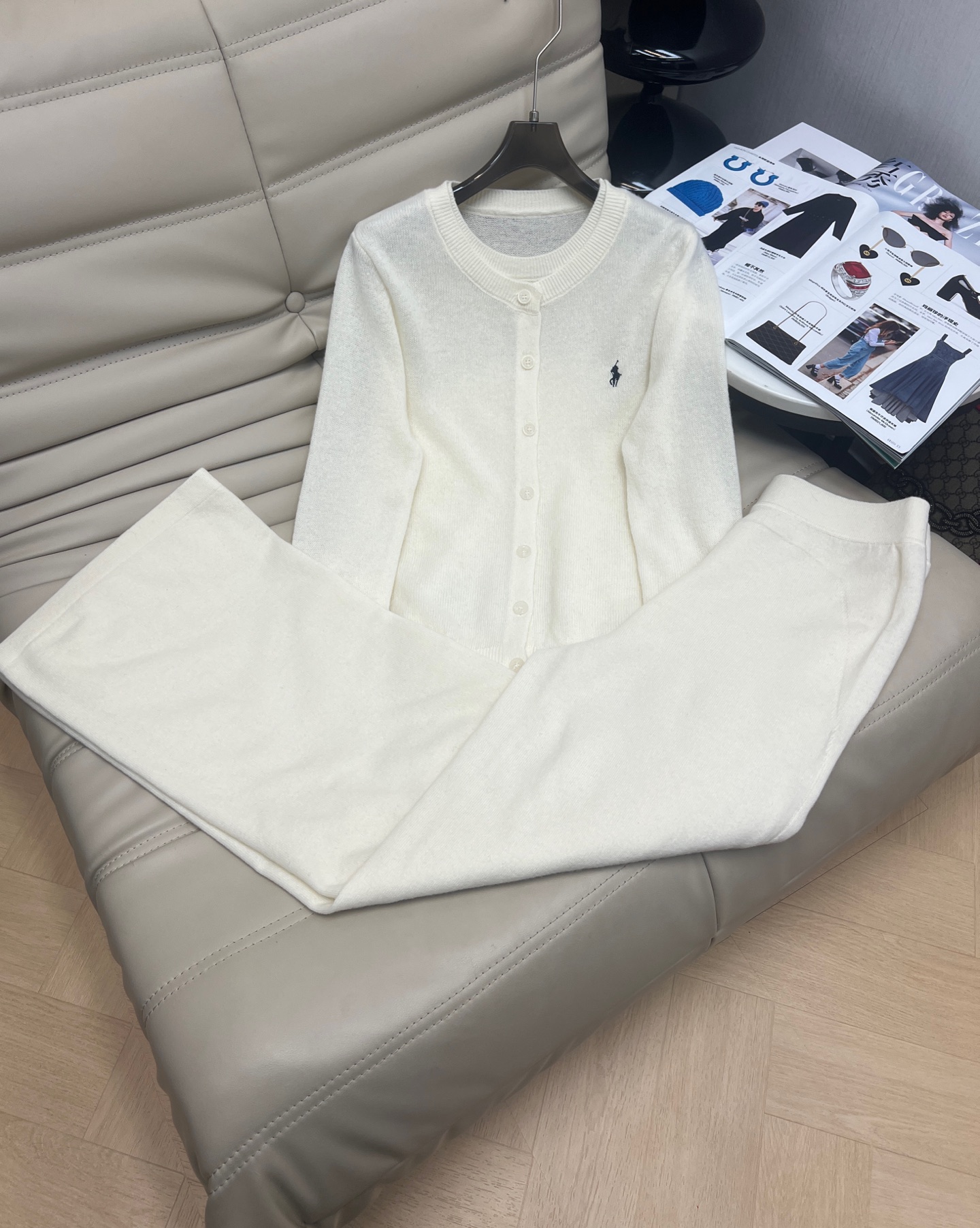 NO:566091,Popular suit 2025 autumn and winter new model, standard round neck fake two-button cardigan top, high-waisted trousers, two-piece set, custom-woven and dyed wool yarn, soft and skin-friendly, soft and waxy to the touch, tight and smooth fabric surface, consistent texture. Slightly slim fit, just the right fit, simple and elegant, naturally highlighting the swan neck, elegant and generous, and exquisite details. Ready for the first time. Recommended 3 colors SML M,, alexander wang19860909爆款套装 2025年秋冬新款 标圆领假两件纽扣开衫上衣高腰长裤 两件套 定织定染羊毛纱线,柔软亲肤,手感软糯,织面严密平整,纹路一致.微修身版型显瘦 恰到好处的合体效果,简约有气质,自然凸显天鹅颈,优雅大方,细节处彰显精致.现货首发 推荐3色SML M,,alexander wang,Women's clothing