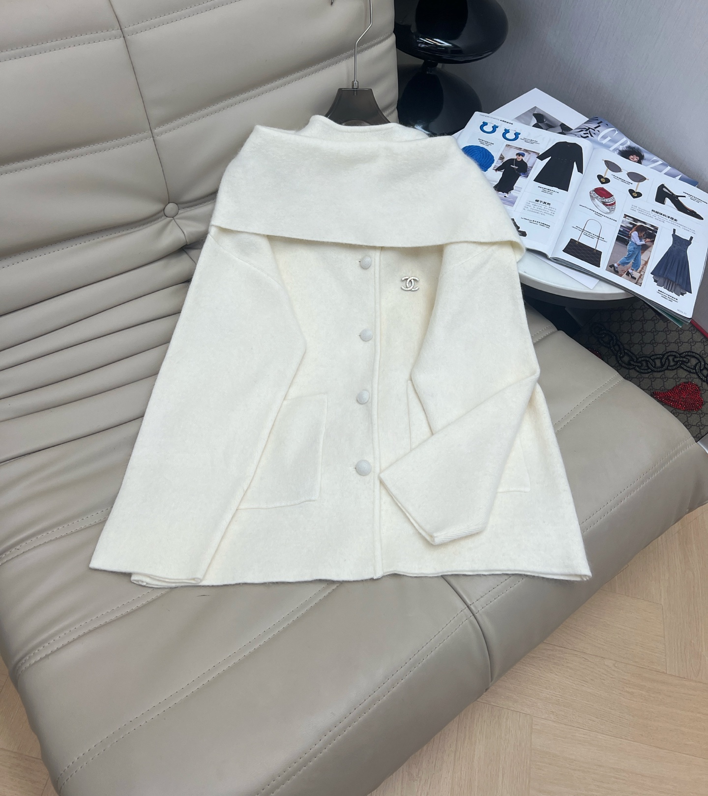 NO:563007,2025 latest autumn and winter design 100% wool cardigan jacket Xiaoxiang Korean sweater and scarf integrated design Cape style simple and elegant Super versatile Ready for sale 2 colors SML M,,jackets & coats,sweaters,alexander wang198609092025最新款秋冬设计感百分百羊毛开衫外套 小香韩系毛衣围巾一体设计 斗篷式简约大气 超级百搭 现货发售 2色 SML M,,jackets & coats,sweaters,alexander wang,Women's clothing