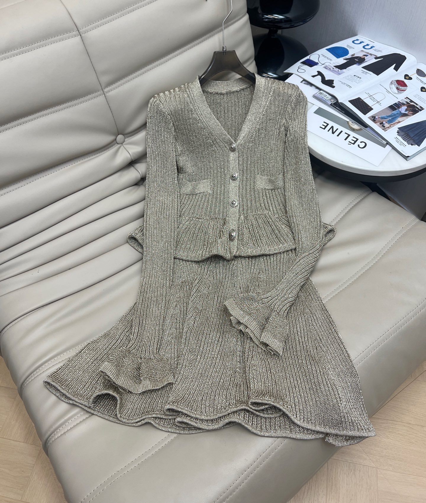 NO:564069,New temperament golden bright silk V-neck fake two-piece slim dress. Ruffled trumpet sleeve design. The upper body is elegant and noble. Super high-end color. Quick delivery. Single color. SML, skirts, alexander wang19860909新款气质金色亮丝V领假两件修身连衣裙 荷叶边喇叭袖设计 上身优雅贵气 超高级的颜色 速度报现货发 单色 SML,,skirts,alexander wang,Women's clothing