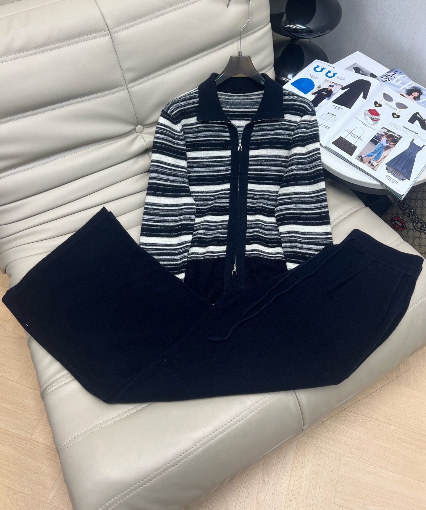 NO:564099,Hot item recommendation 2025 new style - lapel zipper wool cashmere striped suit high collar wool top + high waist trousers, two-piece set, casual and fashionable, simple contrasting lines and outline, very sporty feel~~ high collar design with zipper, can be pulled down as a lapel, multiple ways to wear, a must-have for lazy people, size SML. 2 colors,, alexander wang19860909爆单款推荐2025新款——翻领拉链羊毛羊绒条纹套装高领羊毛上衣+高腰长裤 两件套 休闲又时髦简约的撞色线条轮廓很有运动Feel～～高领设计搭配拉链 拉下来可当翻领 多种穿法 懒人必备 码数SML.2色,,alexander wang,Women's clothing