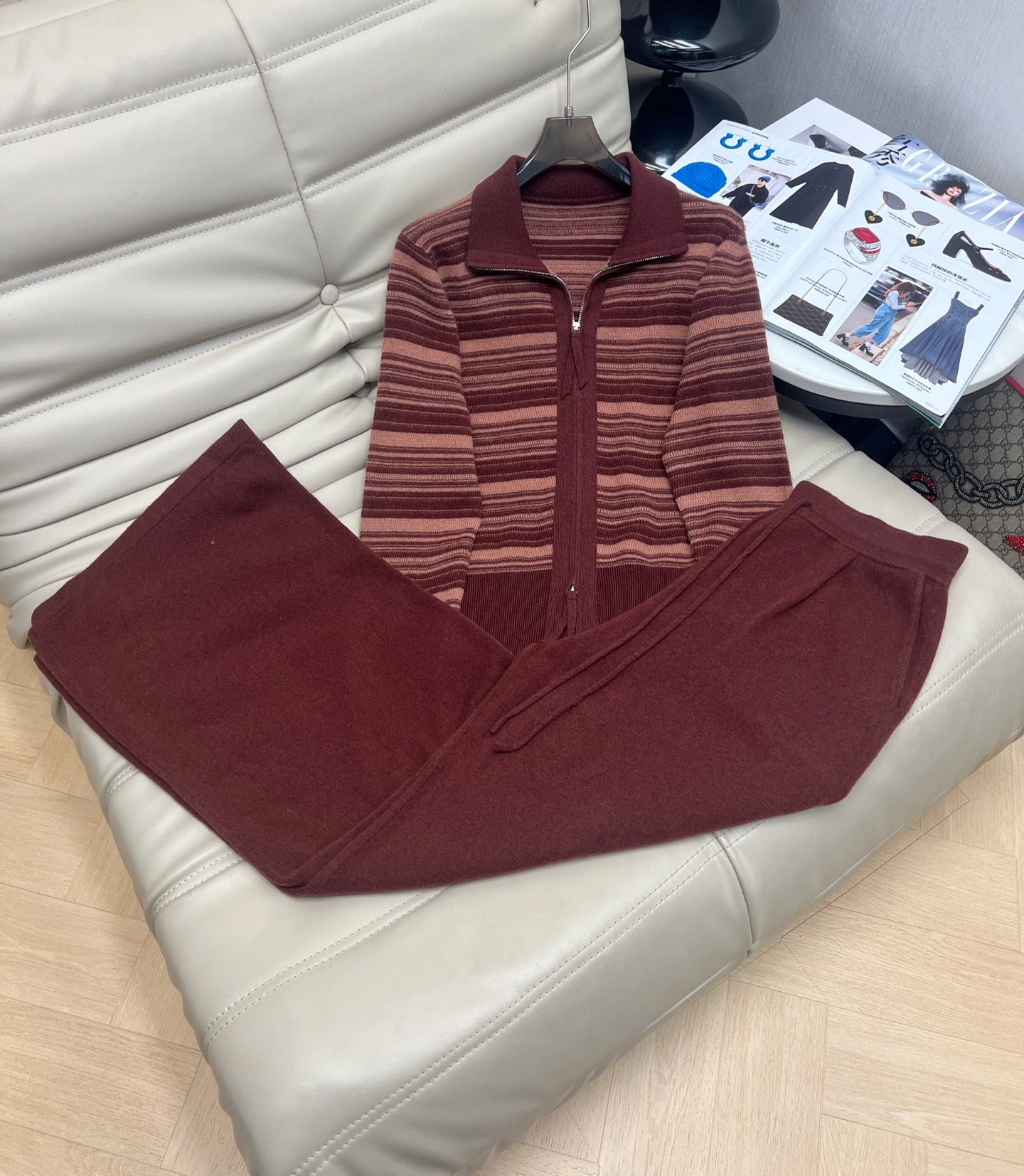 NO:568165,Recommended new hot item - lapel zipper wool cashmere striped suit high collar wool top + high waist trousers, two-piece set. Casual, fashionable and simple, the contrasting lines and outline are very sporty~~ The high collar design is matched with a zipper. It can be pulled down as a lapel. Multiple ways to wear it. A must-have for lazy people. Size SML. 2 colors, alexander wang19860909爆单款推荐新款——翻领拉链羊毛羊绒条纹套装高领羊毛上衣+高腰长裤 两件套 休闲又时髦简约的撞色线条轮廓很有运动Feel～～高领设计搭配拉链 拉下来可当翻领 多种穿法 懒人必备 码数SML.2色,,alexander wang,Women's clothing