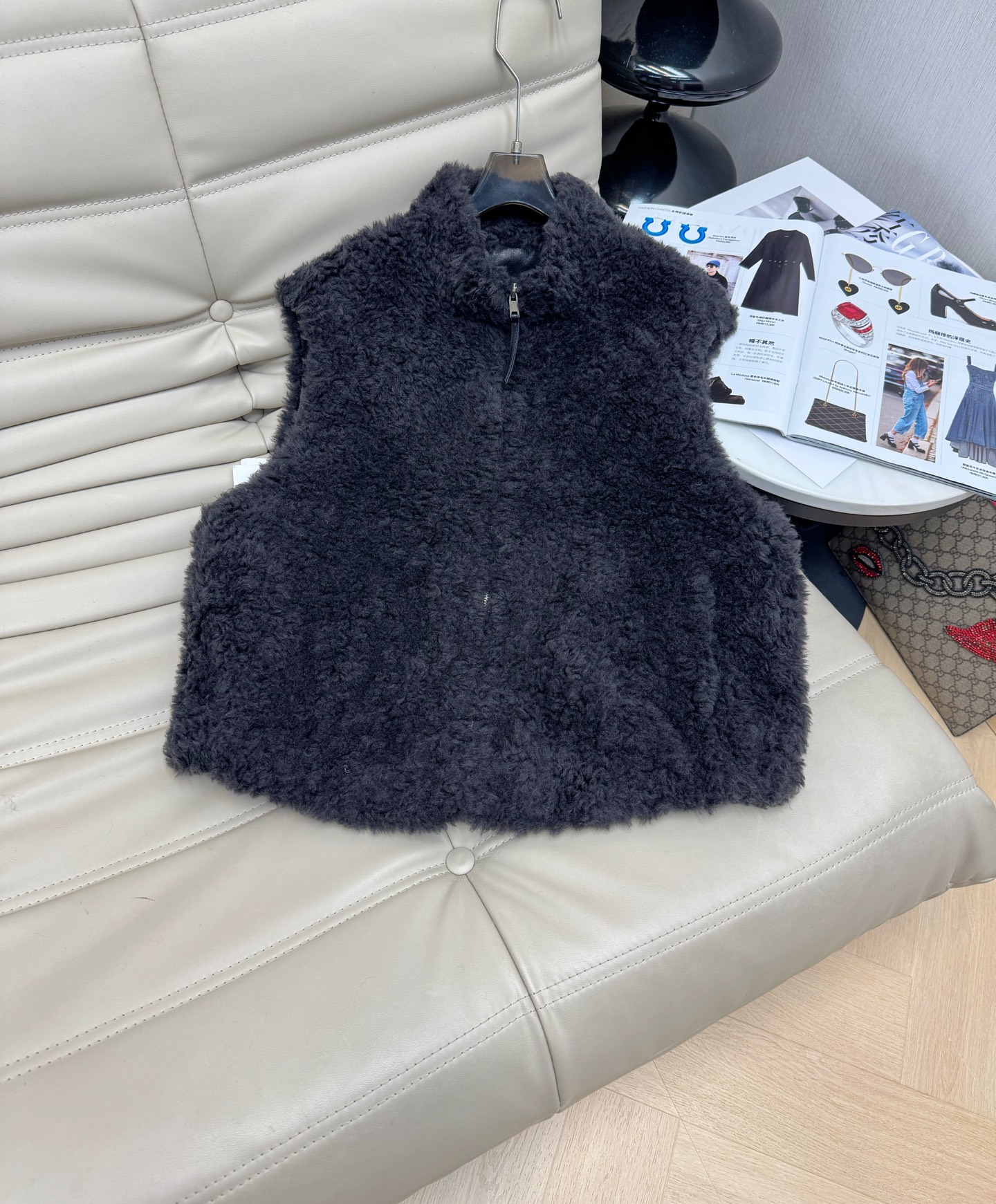 NO:565301,Autumn and winter high-end design niche fur-in-one new lamb hair vest jacket. Short stand-up collar zipper design. Easy to wear. Versatile style. 2 colors SML,,jackets & coats,alexander wang19860909秋冬高端设计感小众皮毛一体新款羊羔毛马甲外套 短款立领拉链设计 穿搭方便 百搭款 2色 SML,,jackets & coats,alexander wang,Women's clothing