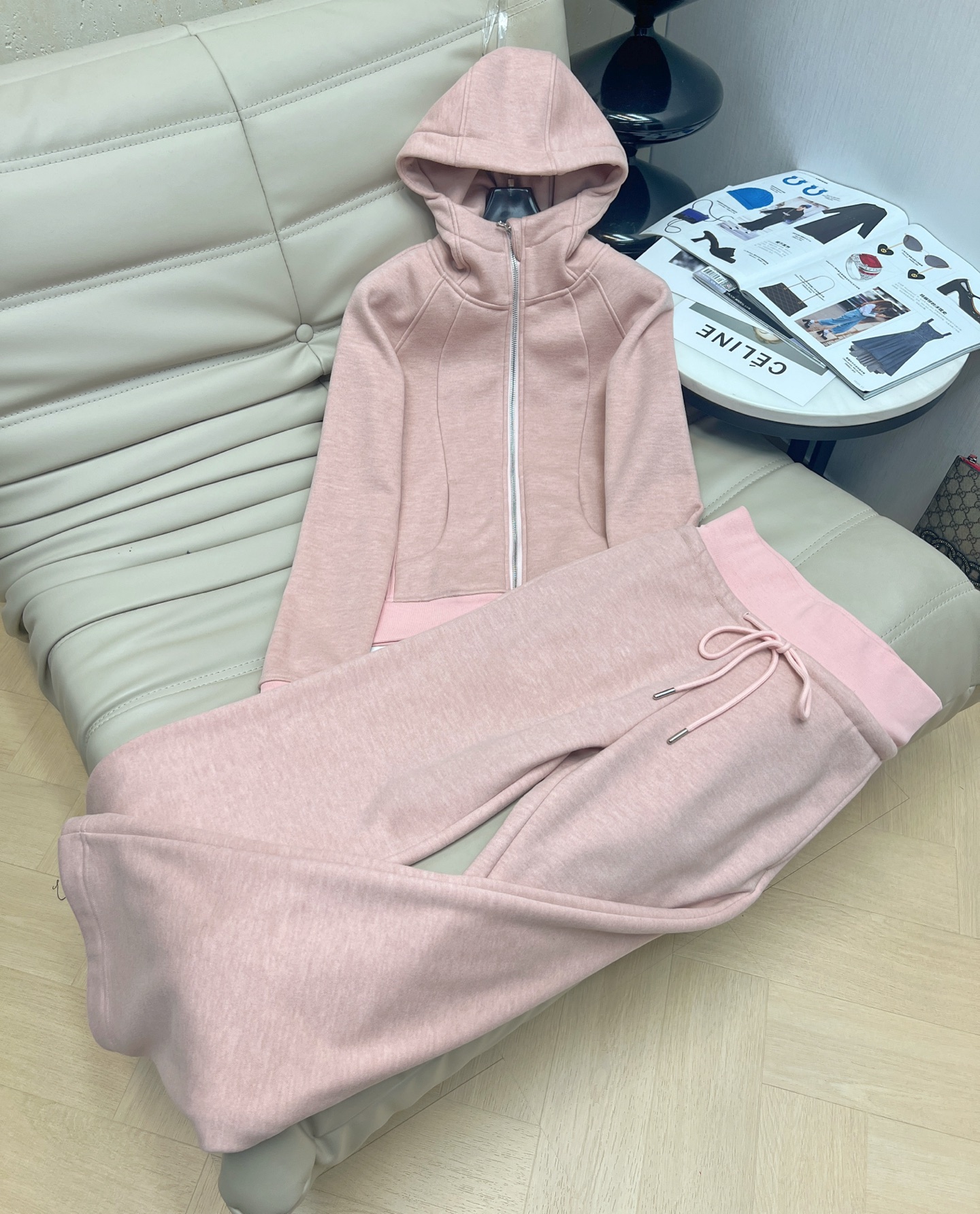 NO:565303,Autumn and winter new original sports and leisure suit, Korean style for younger people, hooded sweatshirt, high-waisted wide-leg pants, two-piece set. A complete set of outfits with a high-end feel. The version makes you look slimmer and taller. Velvet and thickening. 2 colors. SML M,,hoodie,sweatshirts,hats,alexander wang19860909秋冬新款原版运动休闲套装 韩系穿搭减龄小个子连帽卫衣高腰阔腿裤两件套 一整套穿搭高级感满满 版型显瘦显高 加绒加厚款 2色 SML M,,hoodie,sweatshirts,hats,alexander wang,Women's clothing