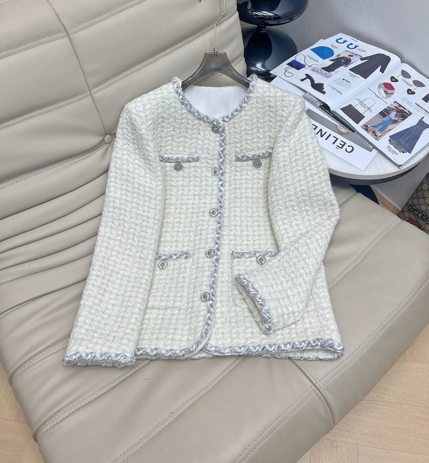 NO:565311,2025CHANEL wool tweed woven round neck mid-length jacket ~ original version. Minimalist style with right-angle shoulder effect. The actual upper body looks better. The color is very white. Original buttons customized by molding. 2 colors. Ready stock SML,,chanel,jackets & coats,alexander wang198609092025CHANEL羊毛粗花呢编织圆领中长款外套～原版打造 极简风格自带直角肩效果实物上身更好看颜色非常显白 开模定制的原版纽扣 2色 现货SML,,chanel,jackets & coats,alexander wang,Women's clothing