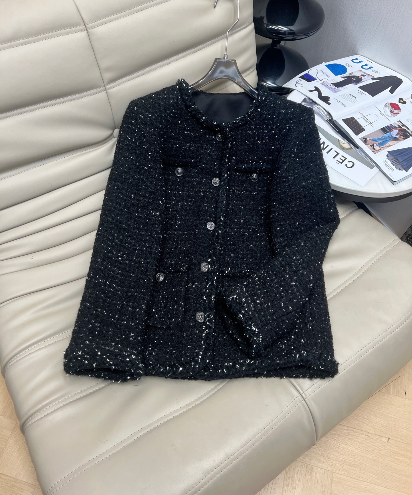 NO:565359,2025CHANEL wool tweed woven round neck mid-length jacket ~ original version. Minimalist style with right-angle shoulder effect. The actual upper body looks better. The color is very white. Original buttons customized by molding. 2 colors. Ready stock SML,,chanel,jackets & coats,alexander wang198609092025CHANEL羊毛粗花呢编织圆领中长款外套～原版打造 极简风格自带直角肩效果实物上身更好看颜色非常显白 开模定制的原版纽扣 2色 现货SML,,chanel,jackets & coats,alexander wang,Women's clothing