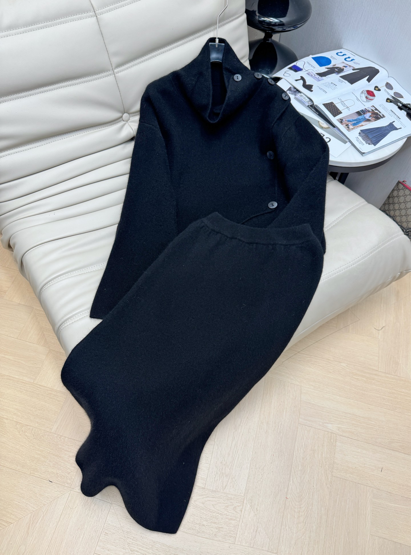 NO:566088,/25 new autumn and winter styles. Pure wool asymmetrical silhouette half turtleneck sweater long skirt. A set of upper body with great temperament. Gentle and lazy style in autumn and winter. Loose version is not flattering on the figure. Black and white. SML M,,skirts,sweaters,alexander wang19860909/25年秋冬新款 纯羊毛不对称廓形半高领毛衣长款半裙 一套上身气质超赞 秋冬温柔慵懒风 宽松版型不挑身材 黑白两色 SML M,,skirts,sweaters,alexander wang,Women's clothing