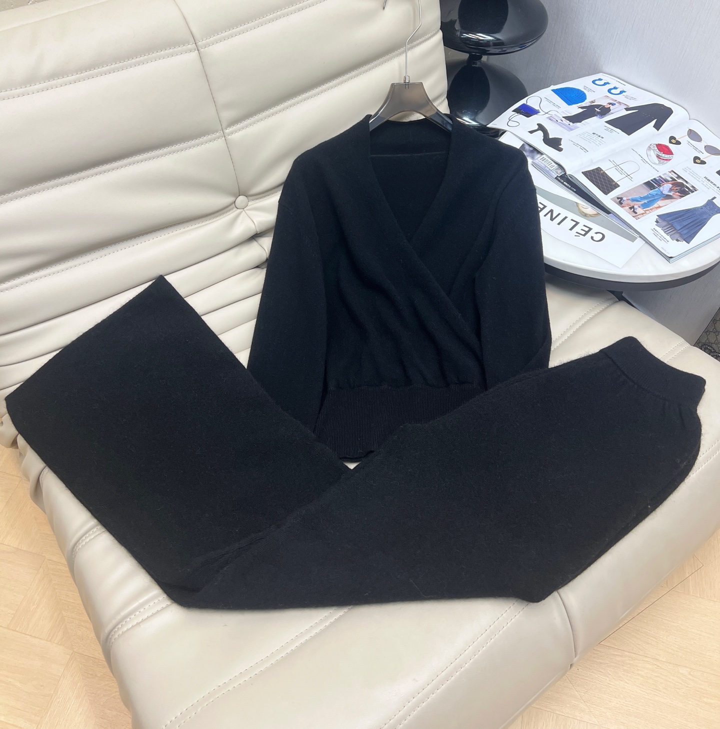 NO:566078,Tops, skirts and trousers 2025 new V-neck crossover stand-up collar wool tops. Autumn and winter high-end inner wear. Slim-fitting waist. Niche retro design high-waist slim mid-length hip-covering skirt. With belt. A set of tops gives a simple and elegant sense of sight. 2 colors SML, skirts, alexander wang19860909上衣半裙裤子2025新款V领交叉立领羊毛上衣 秋冬高级感内搭 修身收腰 小众复古设计高腰显瘦中长款包臀半身裙 配皮带 一套上身给人一种简约优雅的即视感 2色 SML,,skirts,alexander wang,Women's clothing