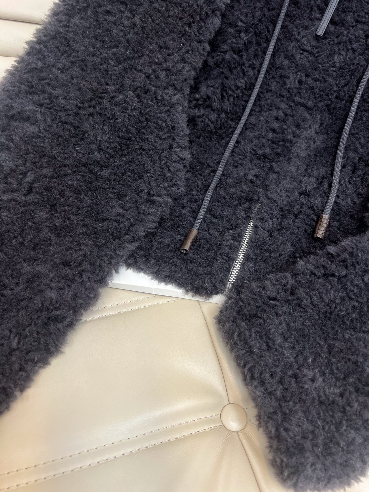 Cozy Lambswool Hooded Jacket - Relaxed Fit, Drawstring, and Zipper Closure 4 i1760350992173 8615 0 2