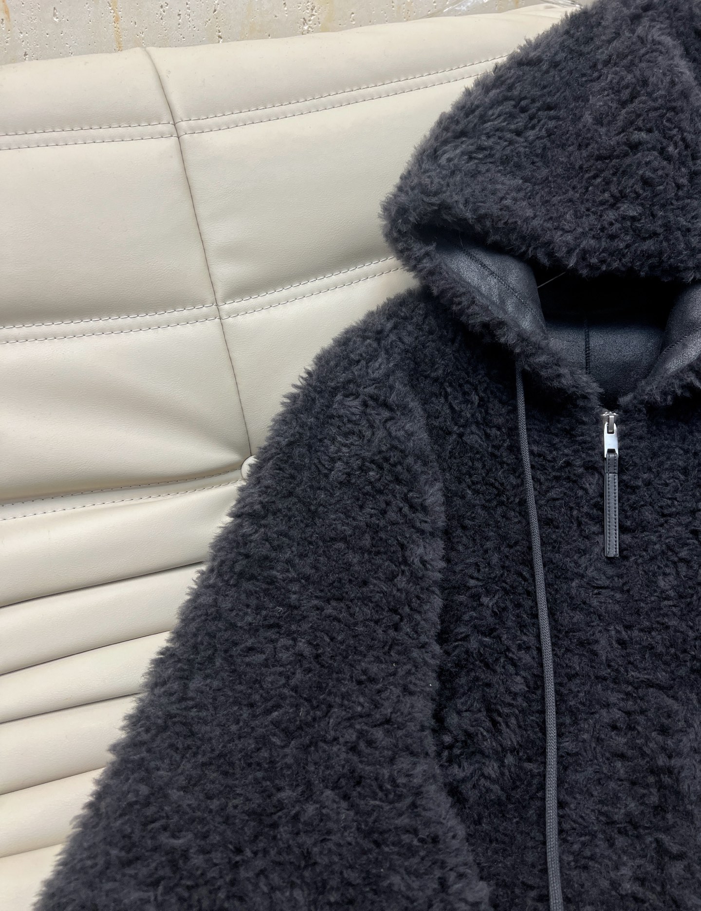 Cozy Lambswool Hooded Jacket - Relaxed Fit, Drawstring, and Zipper Closure 3 i1760350992195 6121 0 1