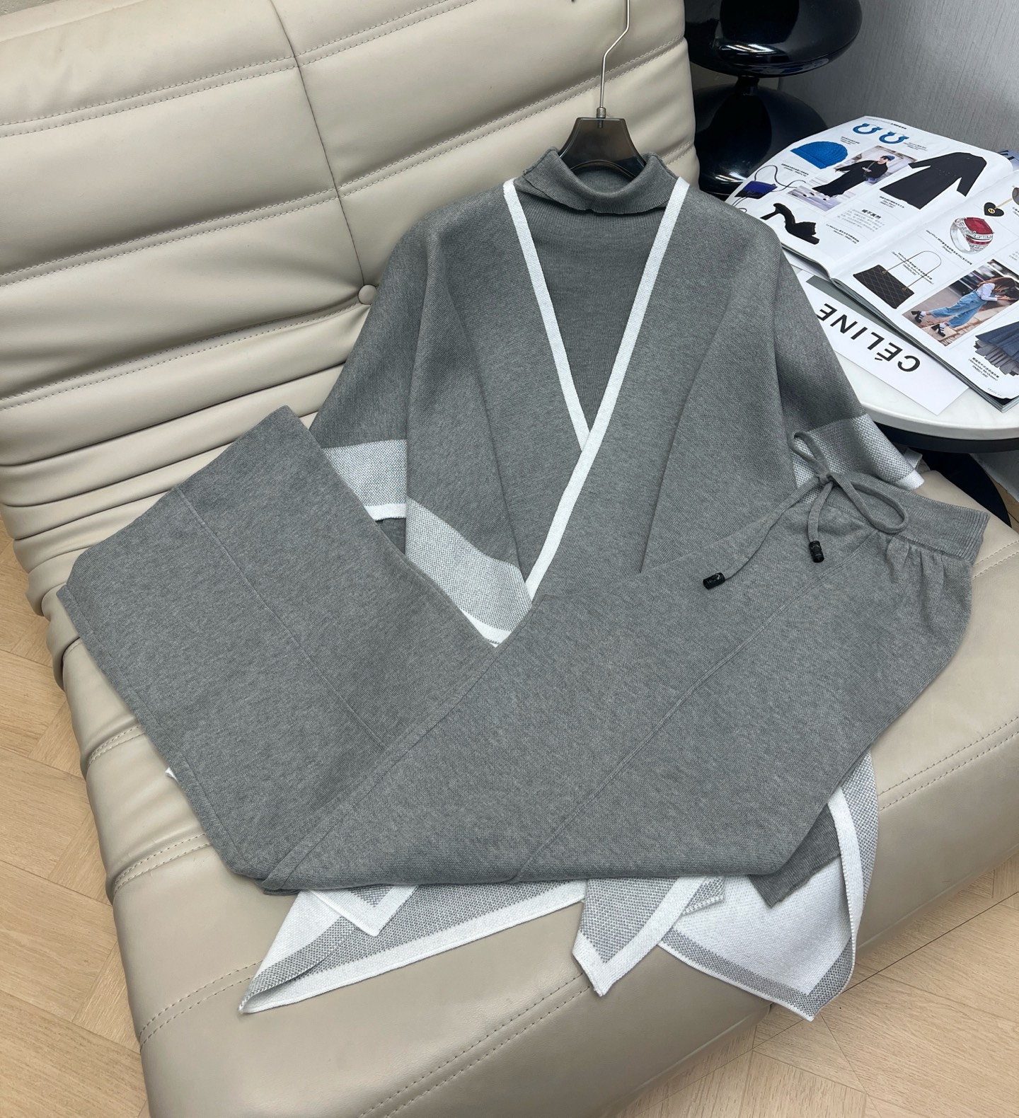 NO:567094,New three-piece wool suit cape and shawl set, autumn and winter atmosphere, high-end contrasting color large scarf and cape, worsted fine wool upper body, skin-friendly and soft SML,,shawls,alexander wang19860909新款 羊毛套装斗篷披肩三件套 秋冬氛围感 高级撞色大围巾披风 精纺细羊毛上身亲肤柔软 SML,,shawls,alexander wang,Women's clothing